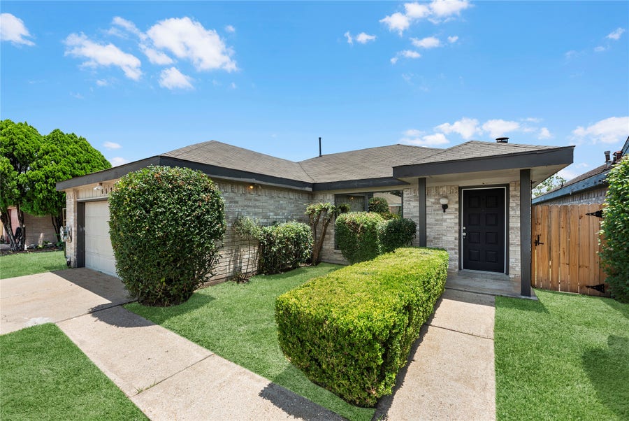 Property photo for 6527 Briar Glade Drive, Houston, TX