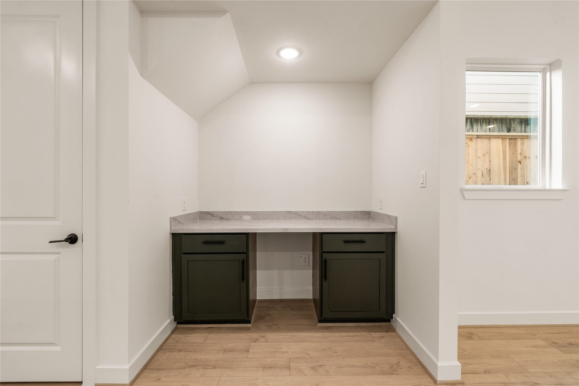 5016 Schuler Street, Houston, TX 77007 Built-in bar custom niche featuring dark cabinetry, quartz countertop.