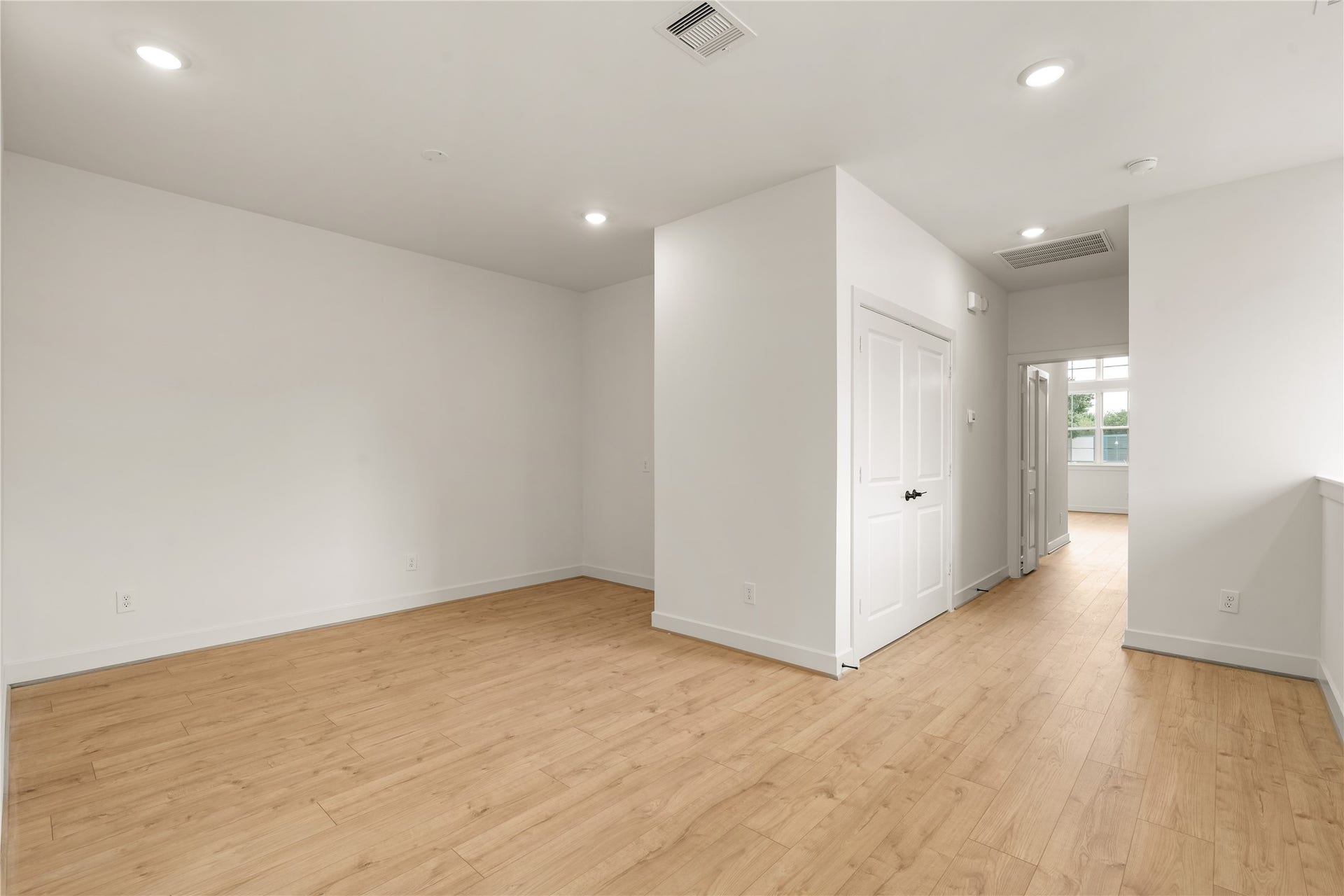 5016 Schuler Street, Houston, TX 77007 Versatile upper hall layout recessed lighting, smooth drywall finish, and seamless access to bedrooms and secondary baths.