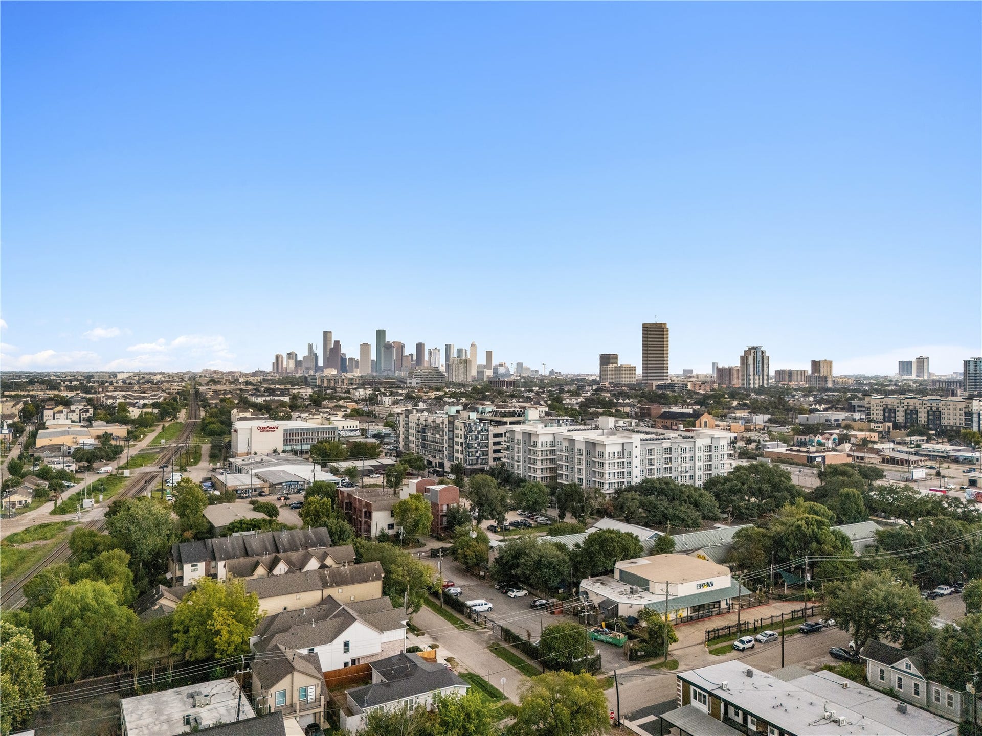 5016 Schuler Street, Houston, TX 77007 Incredible location highlight putting the city center and medical district within an easy short drive.