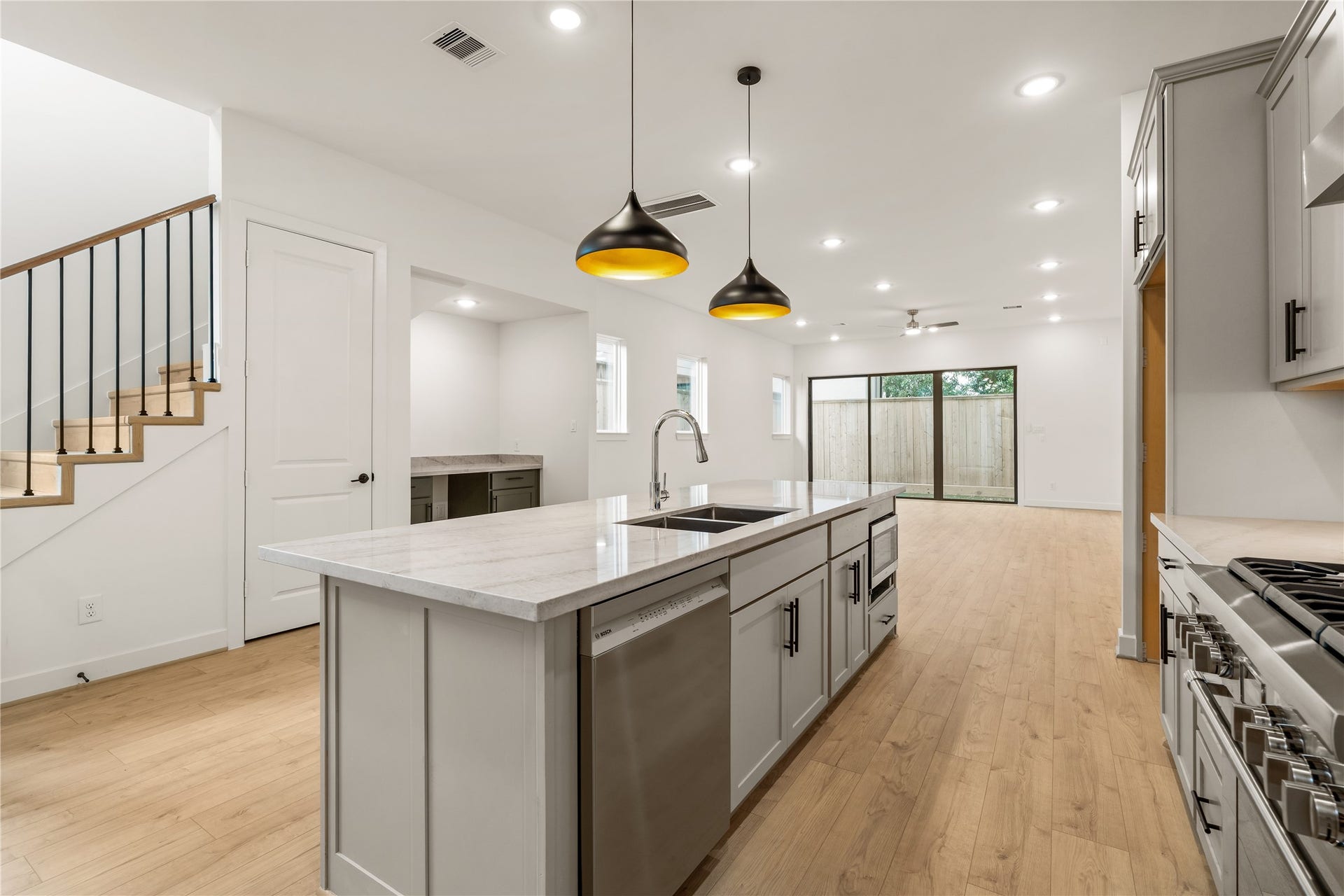 5016 Schuler Street, Houston, TX 77007 5016 Schuler Street, Houston, TX 77007