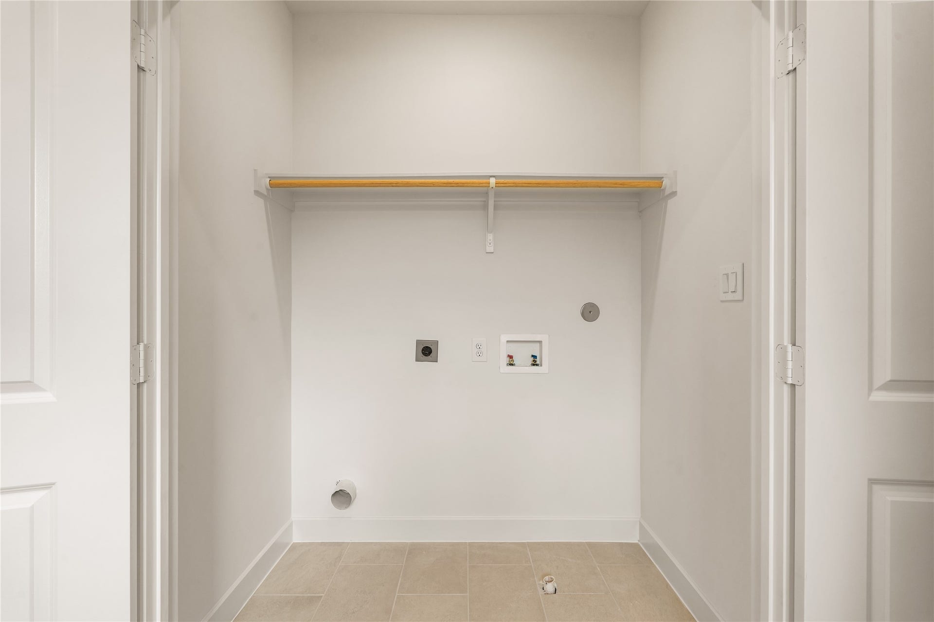 5016 Schuler Street, Houston, TX 77007 Upper-level laundry nook dedicated tiled closet space equipped with built-in storage shelf and hanging clothes rod.