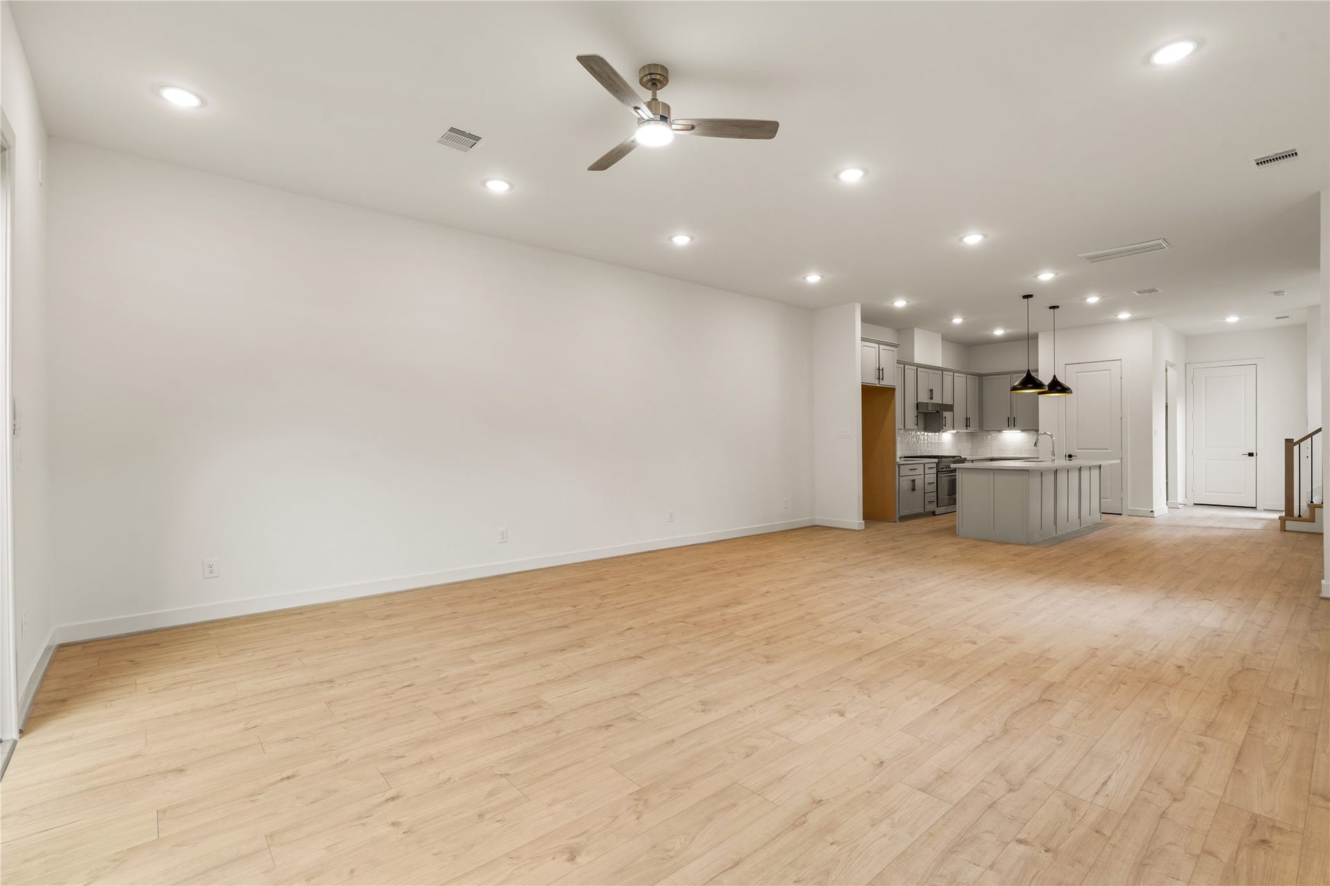 5016 Schuler Street, Houston, TX 77007 Seamless main floor flow sprawling living zone leading directly into the chef's kitchen, perfect for effortless entertaining.