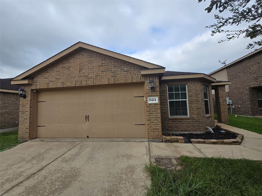 Property photo for 9434 Sapphire Creek Lane, Rosharon, TX