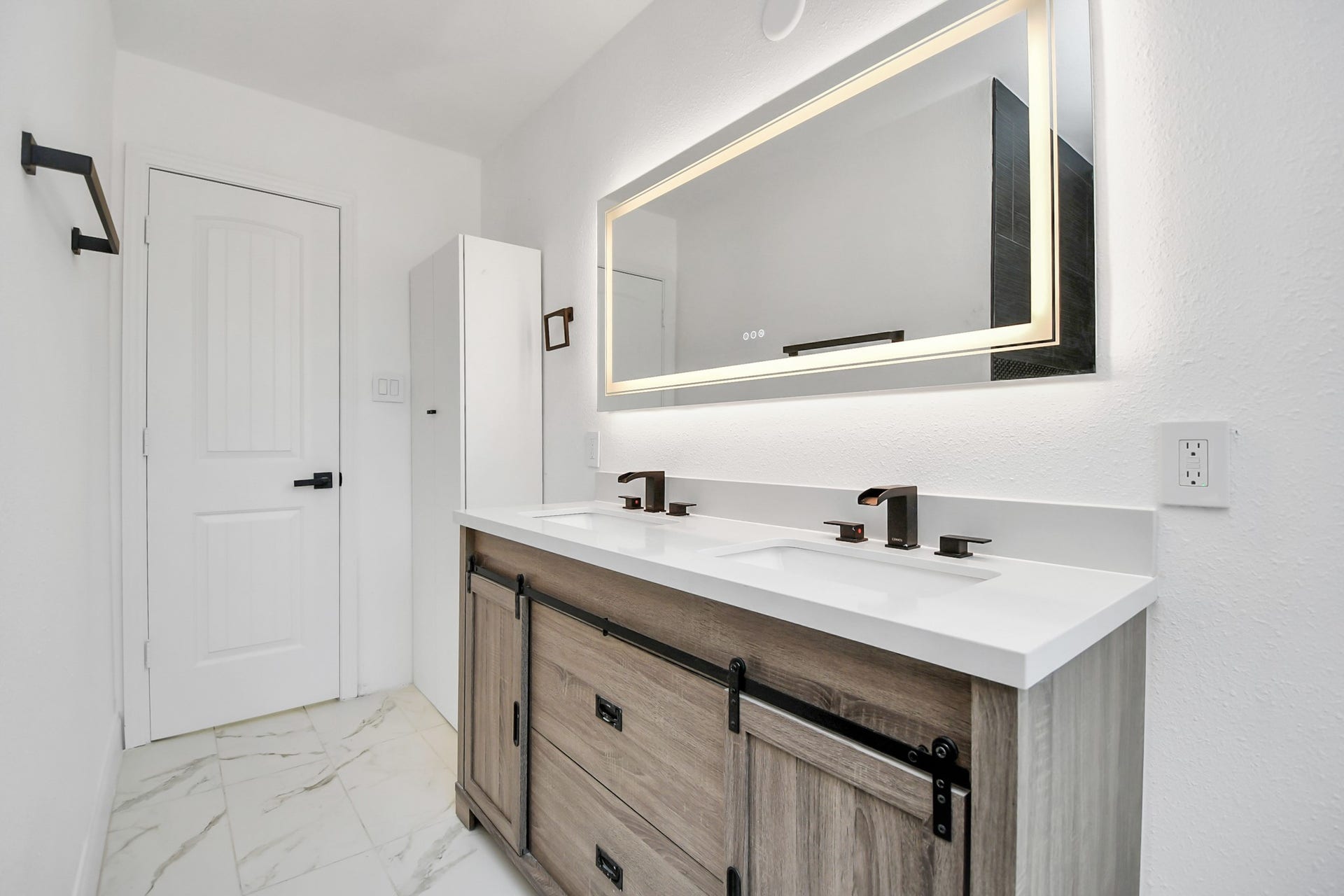 6035 Cartagena Street, Houston, TX 77035 Another updated bathroom upstairs features a smart mirror and dual sinks.
