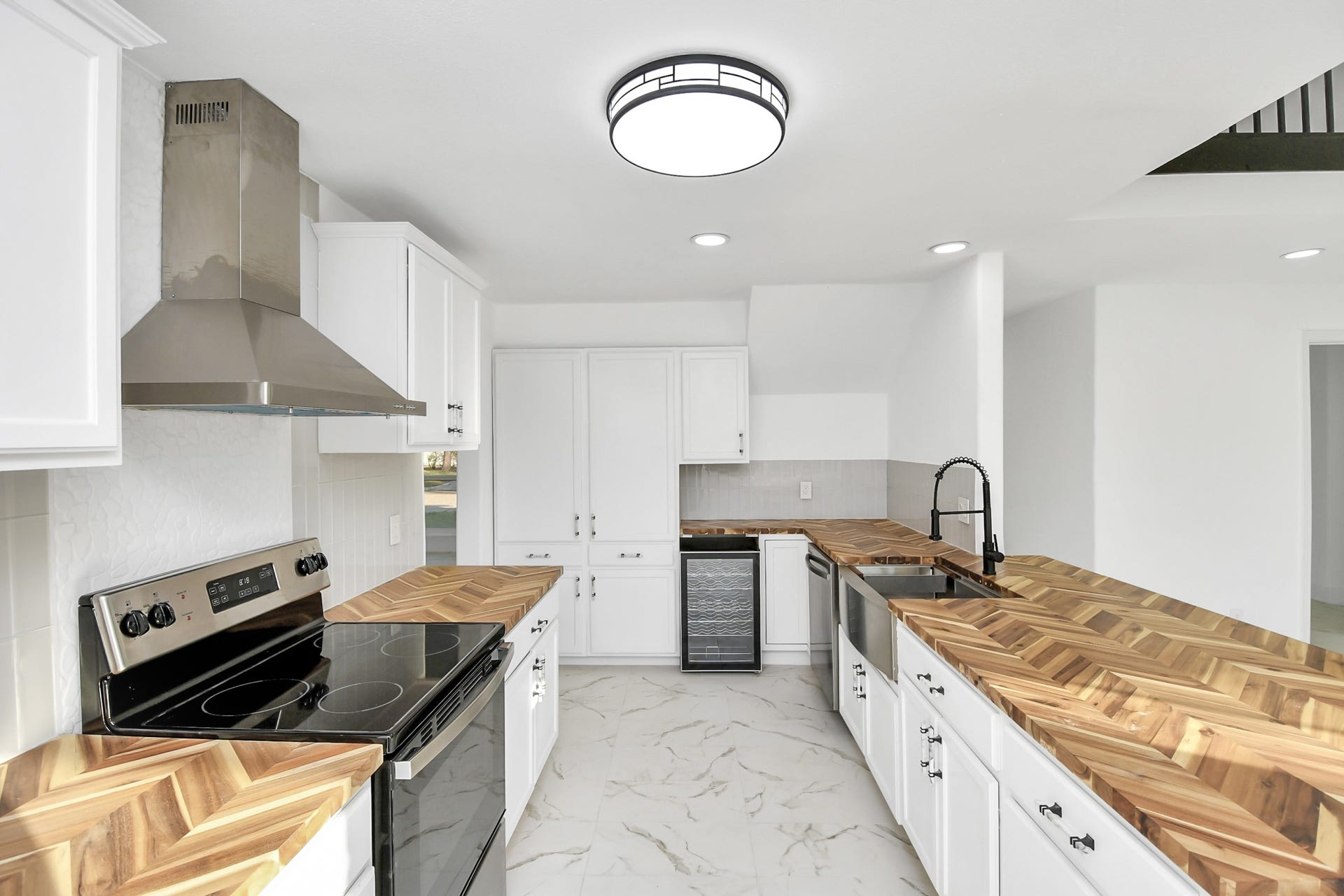6035 Cartagena Street, Houston, TX 77035 A tucked-away wine fridge, conveniently located near the dining room, adds a touch of luxury and practicality to the already impressive gourmet kitchen.