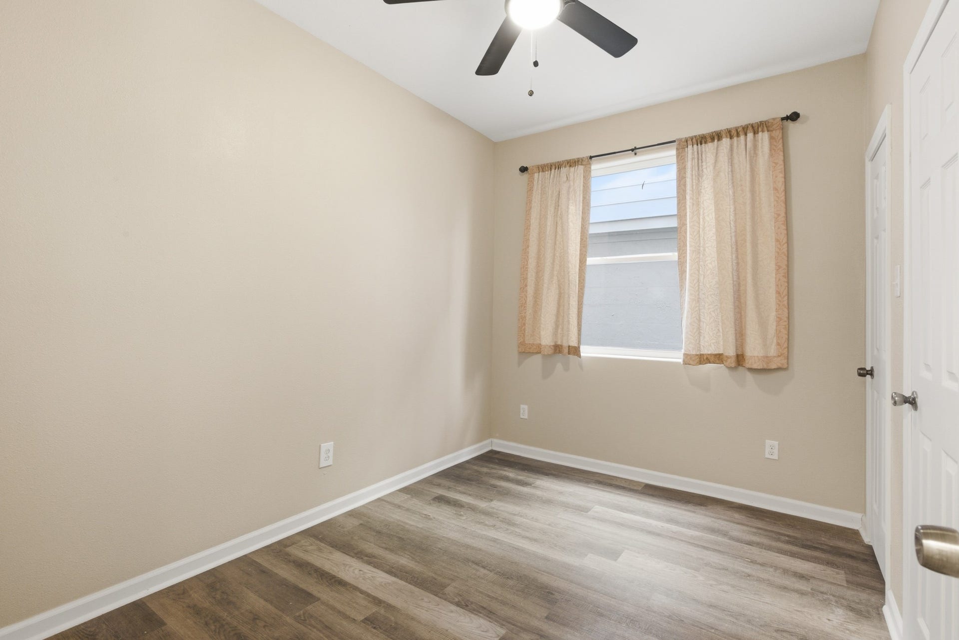 313 Grand Avenue, Bacliff, TX 77518 Bedroom 1, downstairs with ensuite bathroom