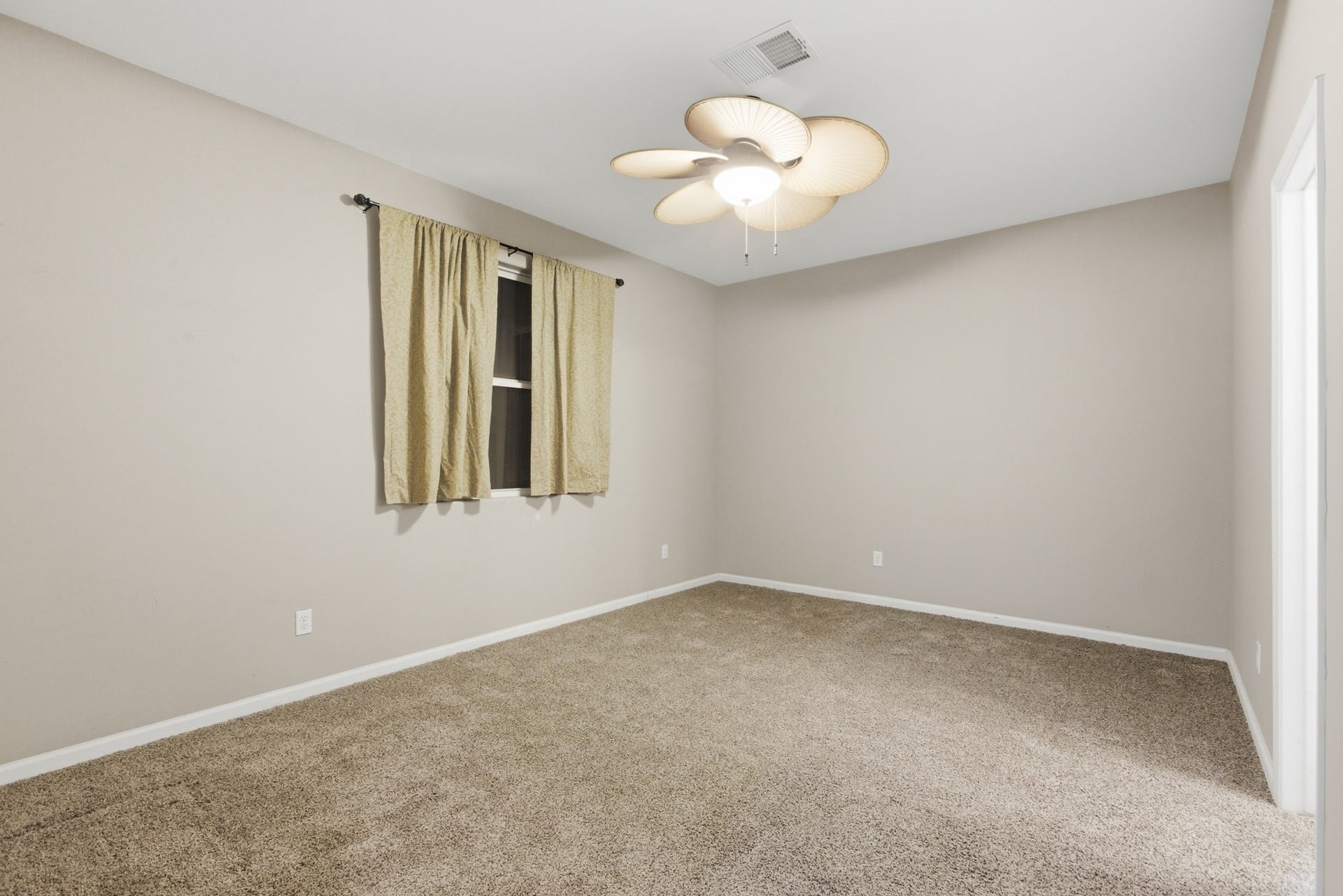 313 Grand Avenue, Bacliff, TX 77518 Bedroom 2 downstairs with ensuite bathroom