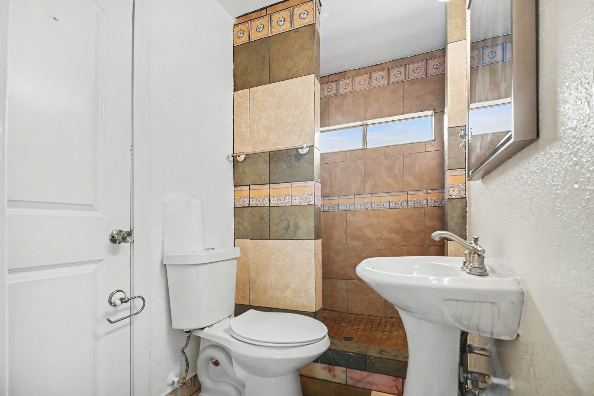 104 Virginia Street, South Houston, TX 77587 Upstairs Master Bathroom