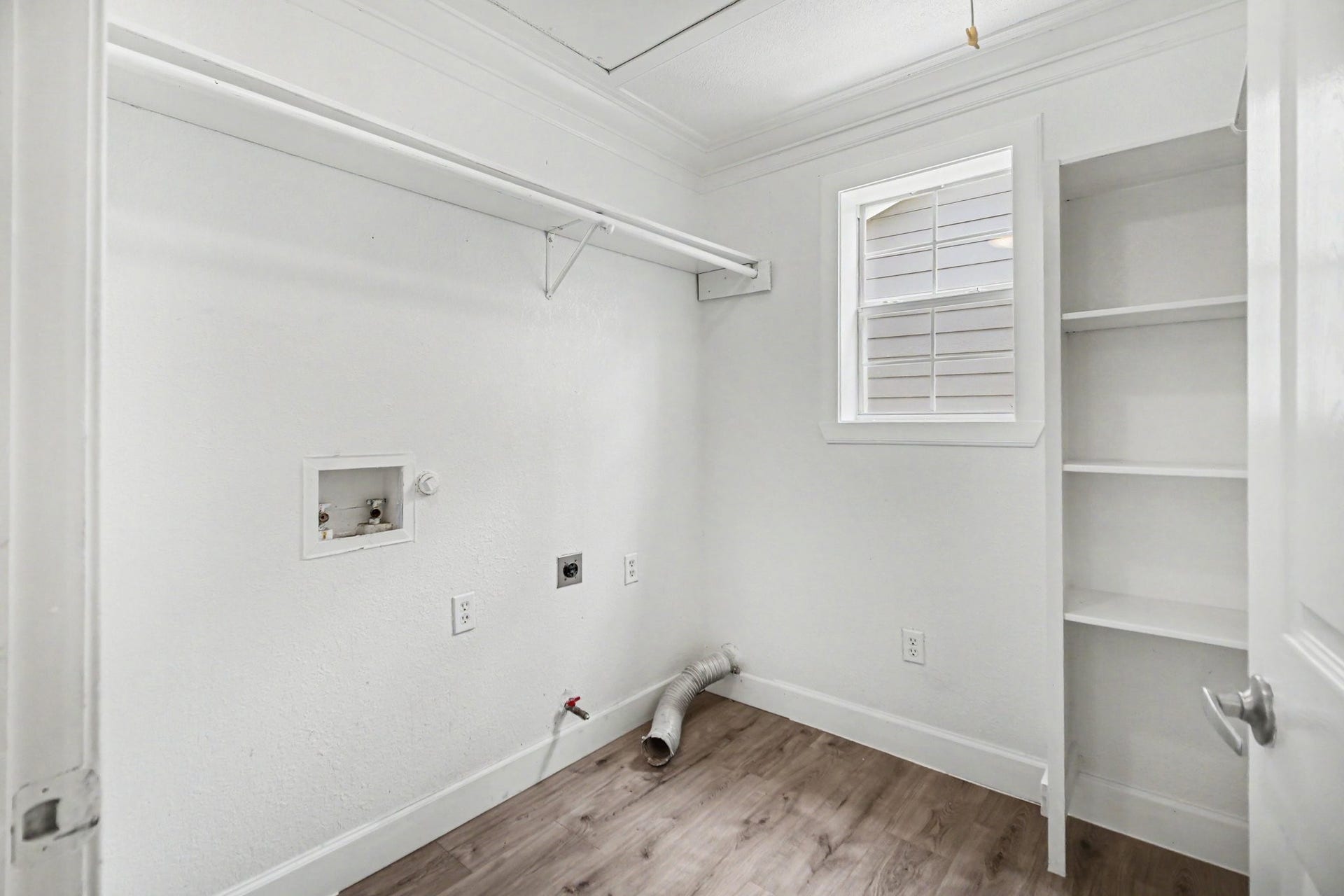 104 Virginia Street, South Houston, TX 77587 Laundry Connection for Main House