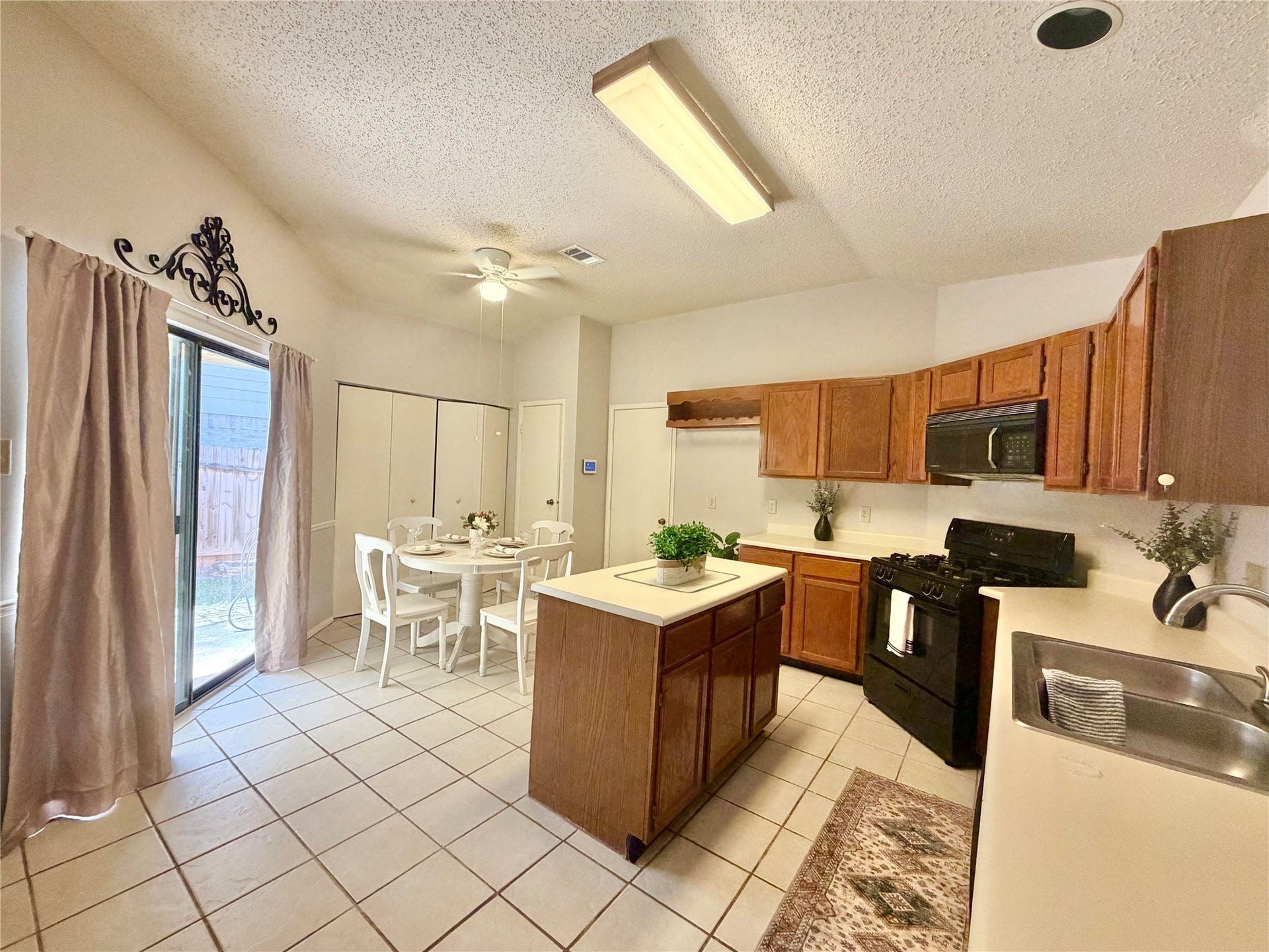 Kitchen & morning area