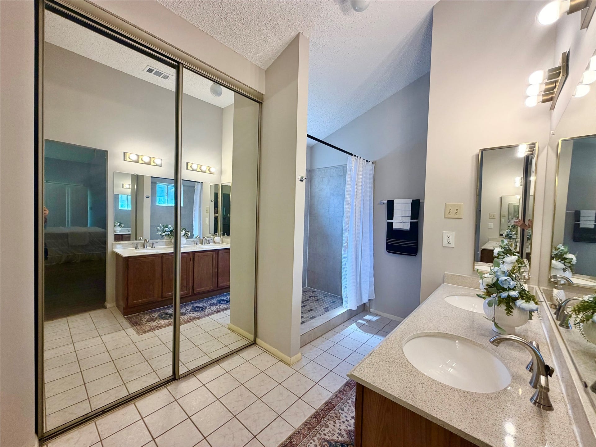 Master bathrom