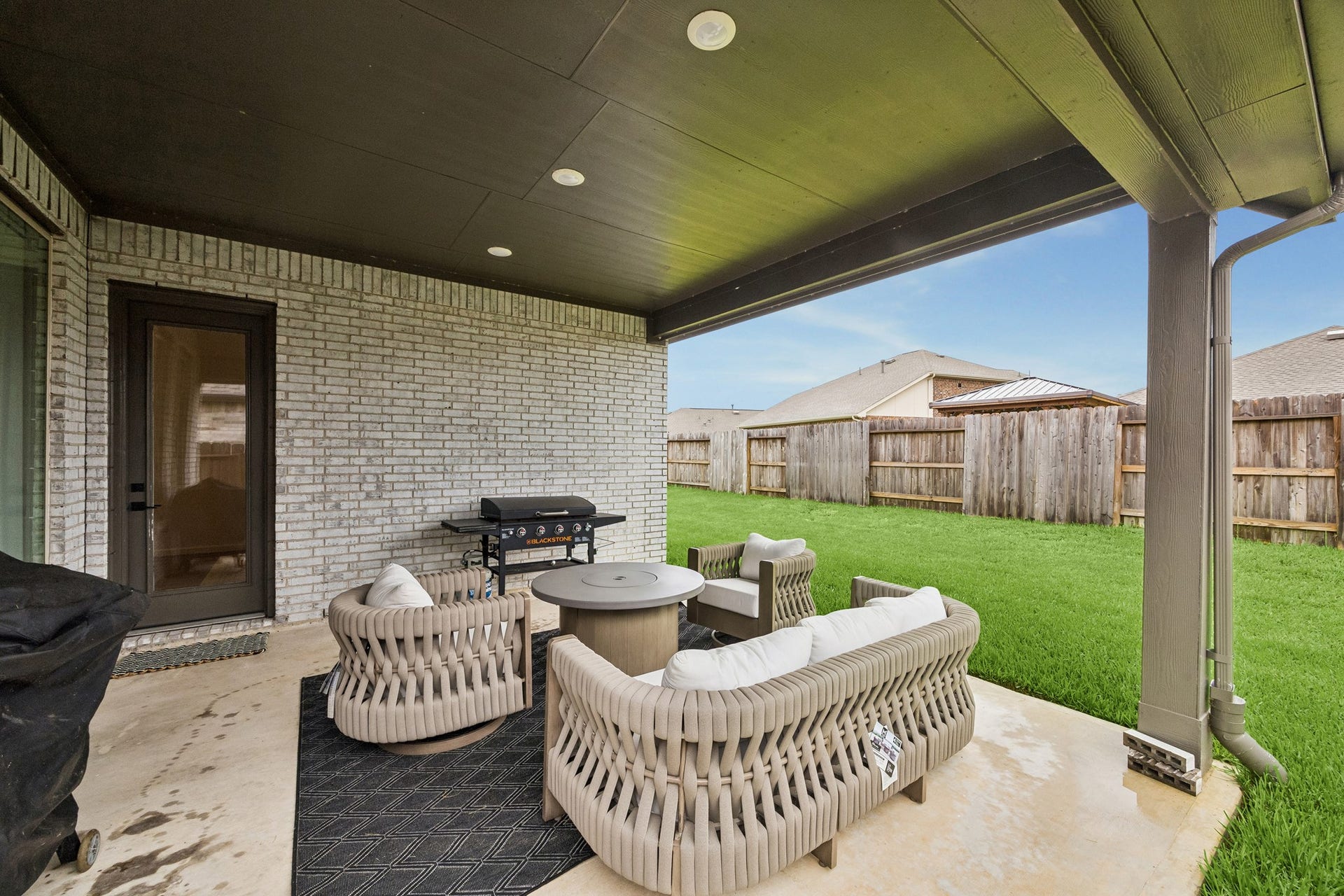 2118 Cottage Bridge Road, League City, TX 77573 Spacious back covered patio is great for relaxing and entertaining.