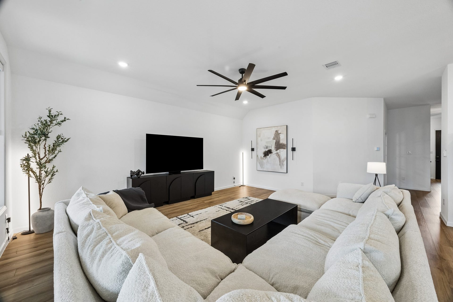 2118 Cottage Bridge Road, League City, TX 77573 The living room is open and spacious. A oversized fan and automatic shades stand out in this elegant space.