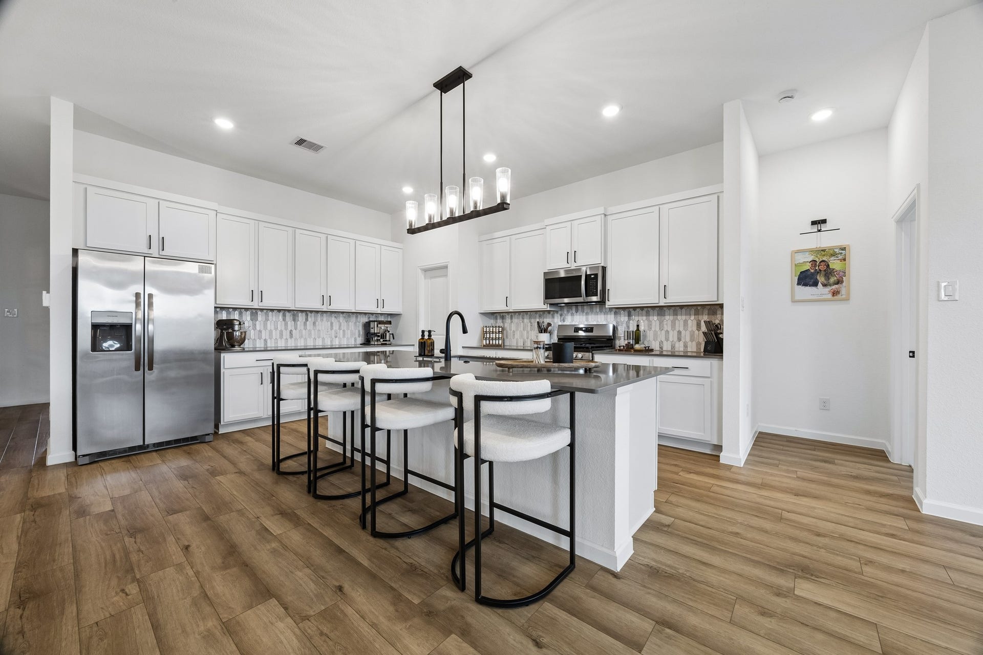 2118 Cottage Bridge Road, League City, TX 77573 Ample storage with cabinets and walk-in pantry.