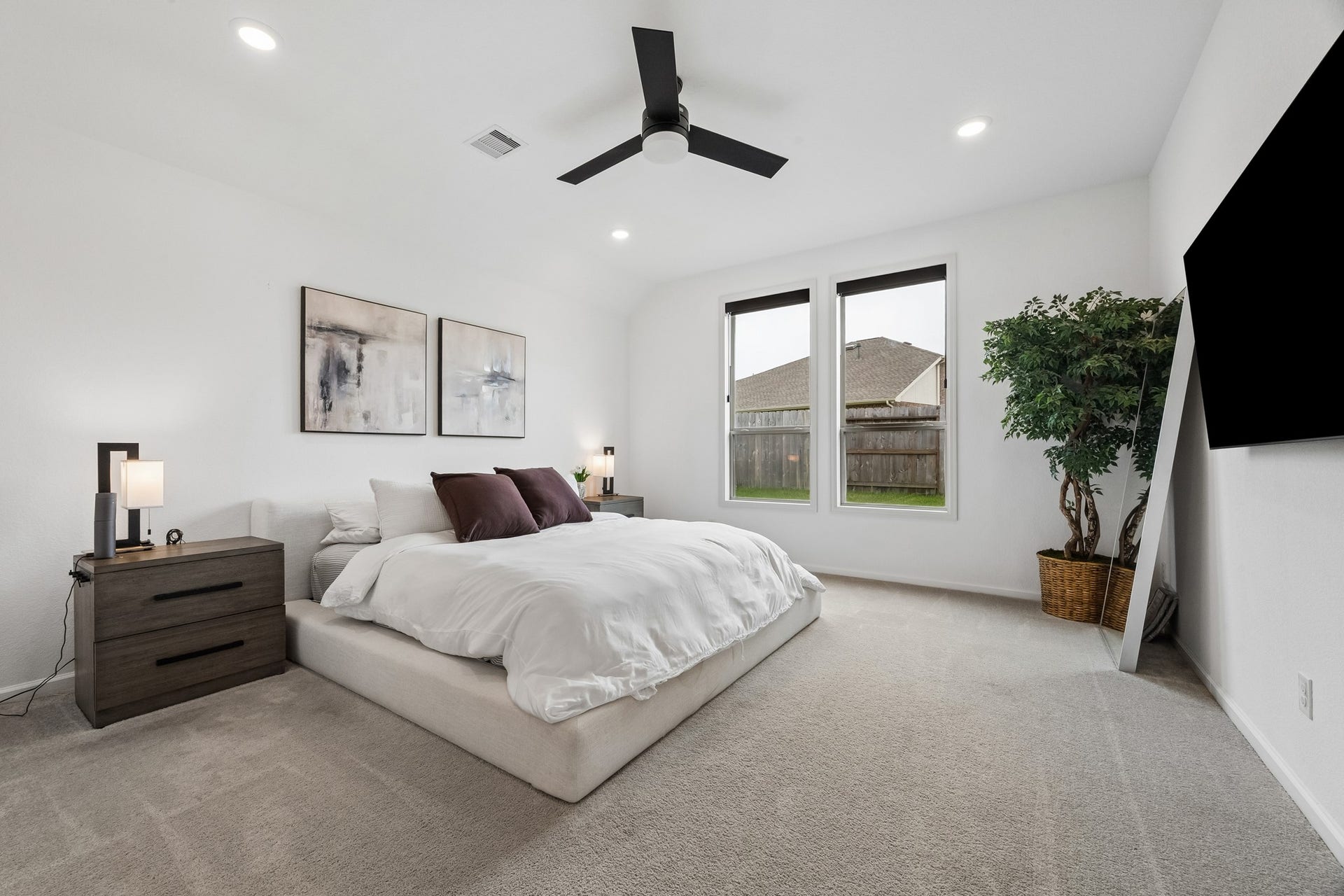 2118 Cottage Bridge Road, League City, TX 77573 The primary bedroom is oversized with plenty of natural light and storage. The upgraded fan and automatic window shades make for a calm and comfortable retreat.