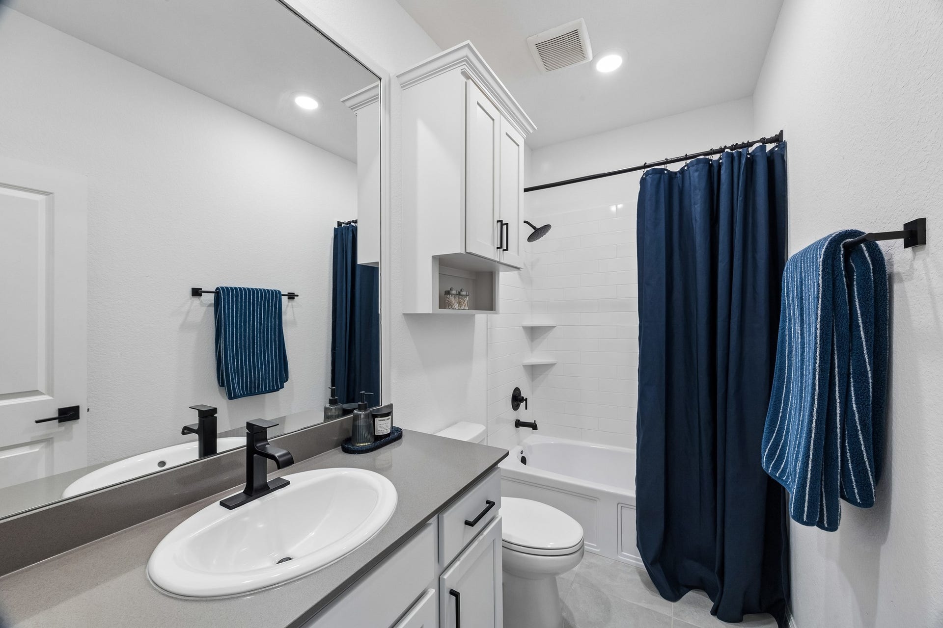 2118 Cottage Bridge Road, League City, TX 77573 Secondary bath.