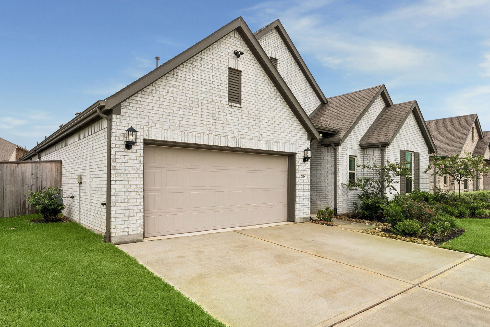 2118 Cottage Bridge Road, League City, TX 77573 Double wide drive way.