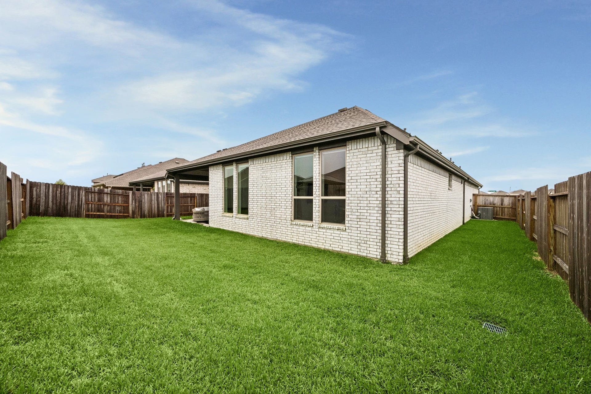 2118 Cottage Bridge Road, League City, TX 77573 Ample space to play and run in the back yard.