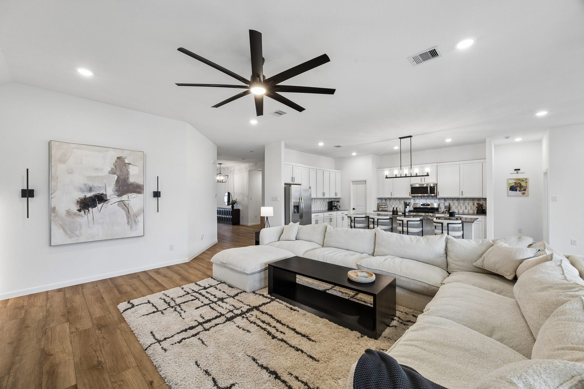 2118 Cottage Bridge Road, League City, TX 77573 The highly desirable floor plan brings the heart of the home together. Note the upgraded fan, light fixtures, door and cabinet hardware.