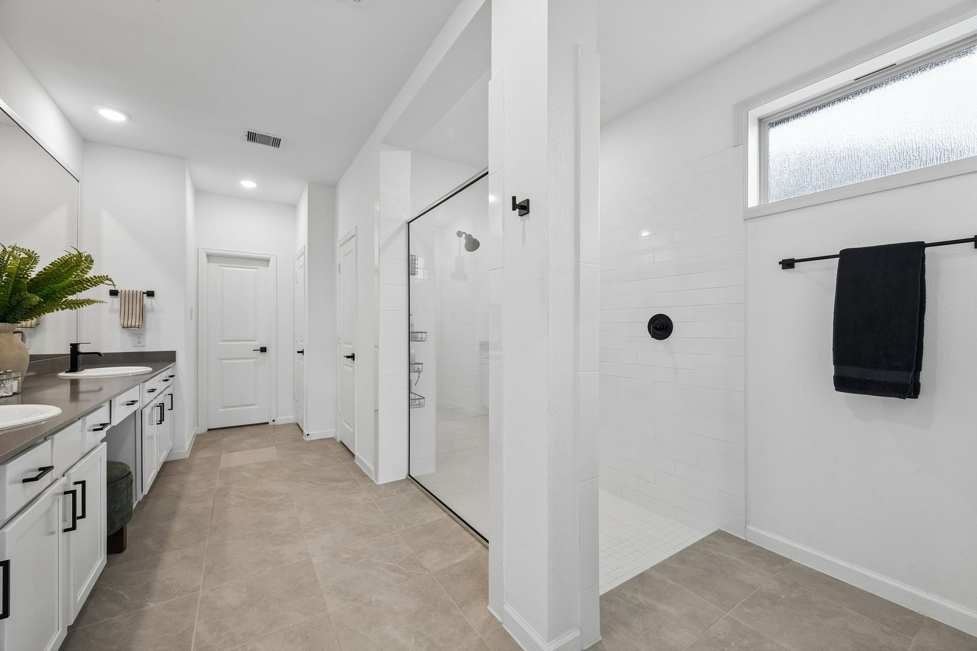 2118 Cottage Bridge Road, League City, TX 77573 Primary en suite with walk-in shower, dual sinks, vanity and linen closet.