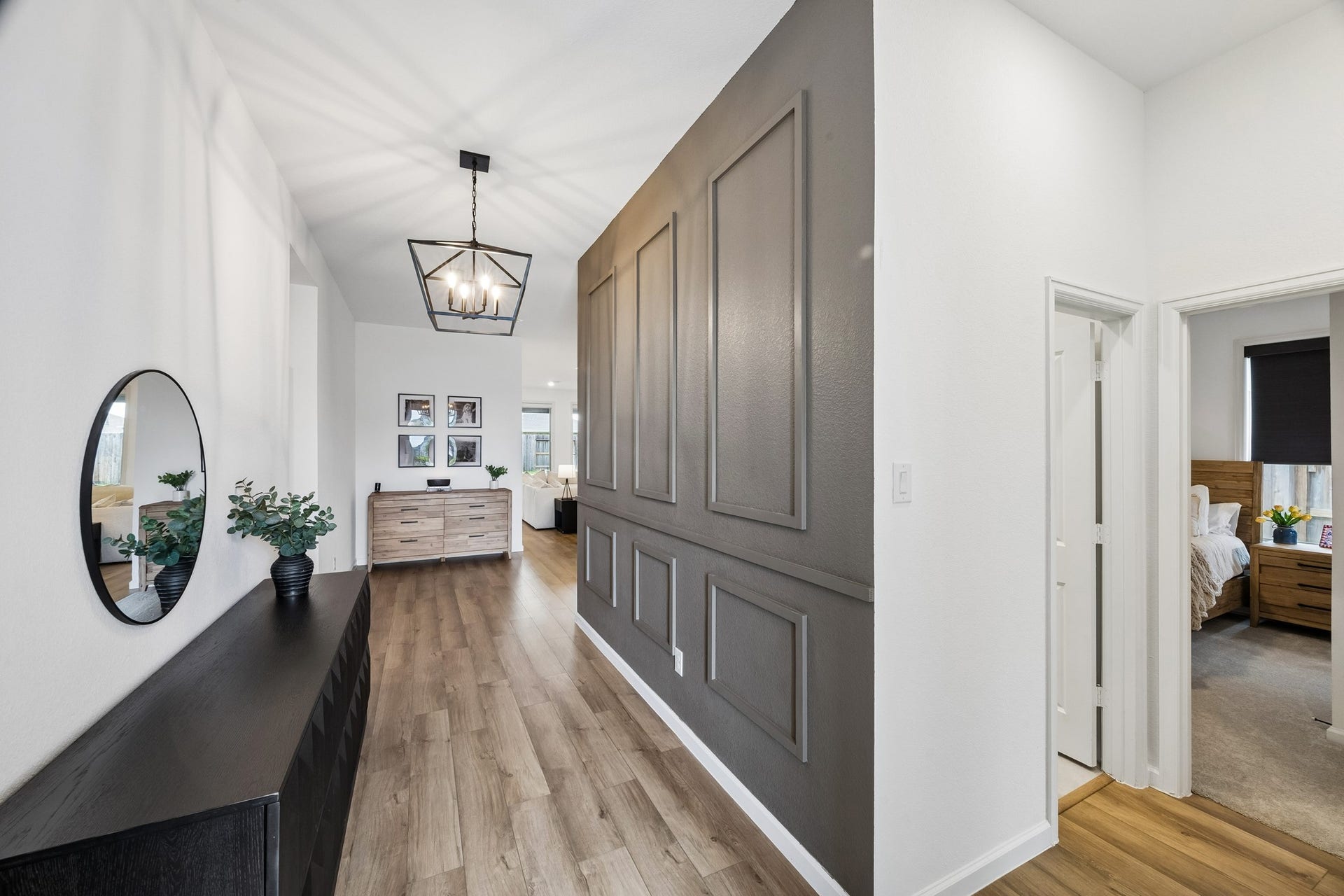 2118 Cottage Bridge Road, League City, TX 77573 Upon entry you are greeted with open and thoughtfully designed entry. Custom finished accent wall along with an upgraded light fixture make for an elegant and sophisticated foyer.