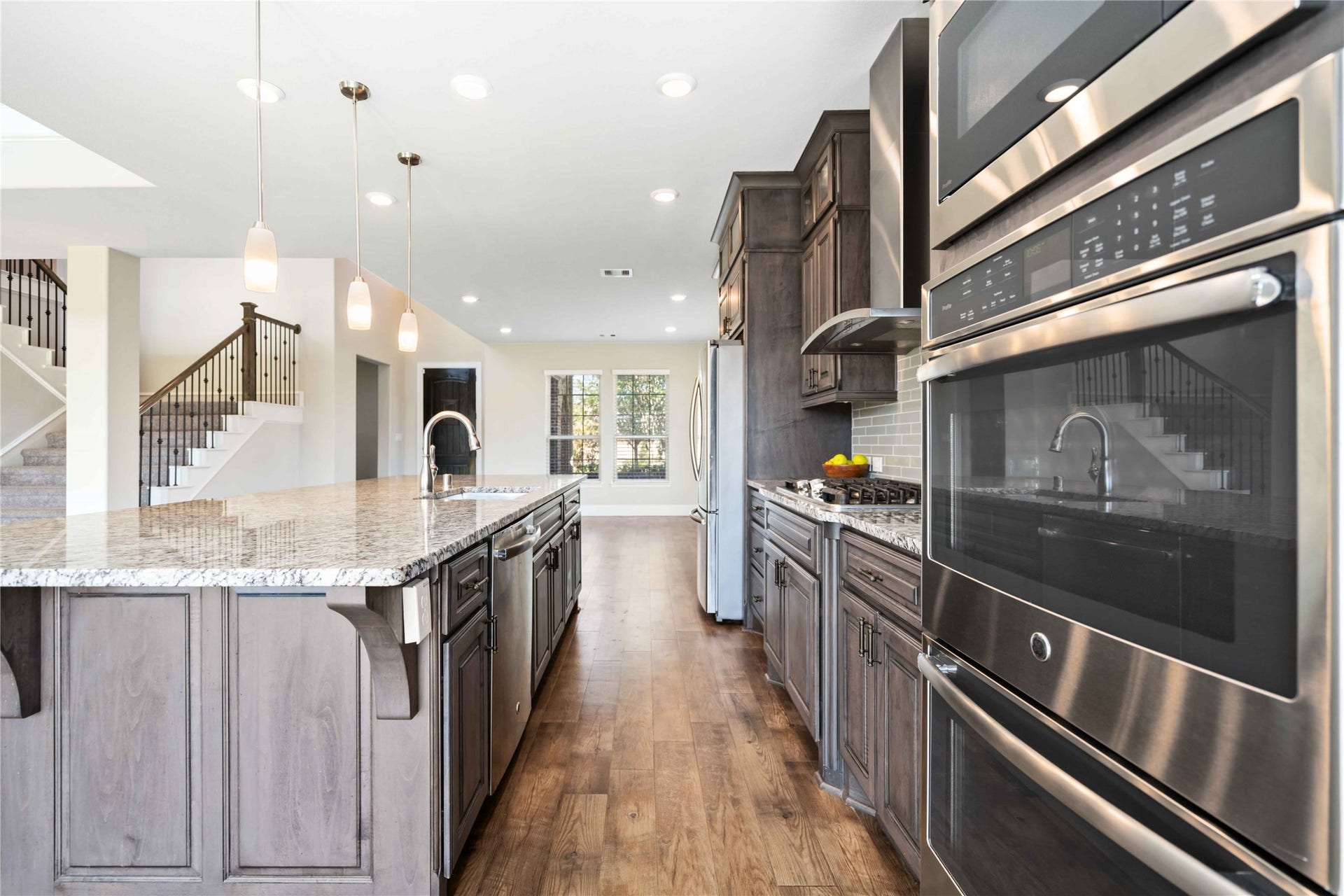 2710 Big Vine Court, Missouri City, TX 77459 Double ovens, plenty of cabinetry, huge kitchen island.