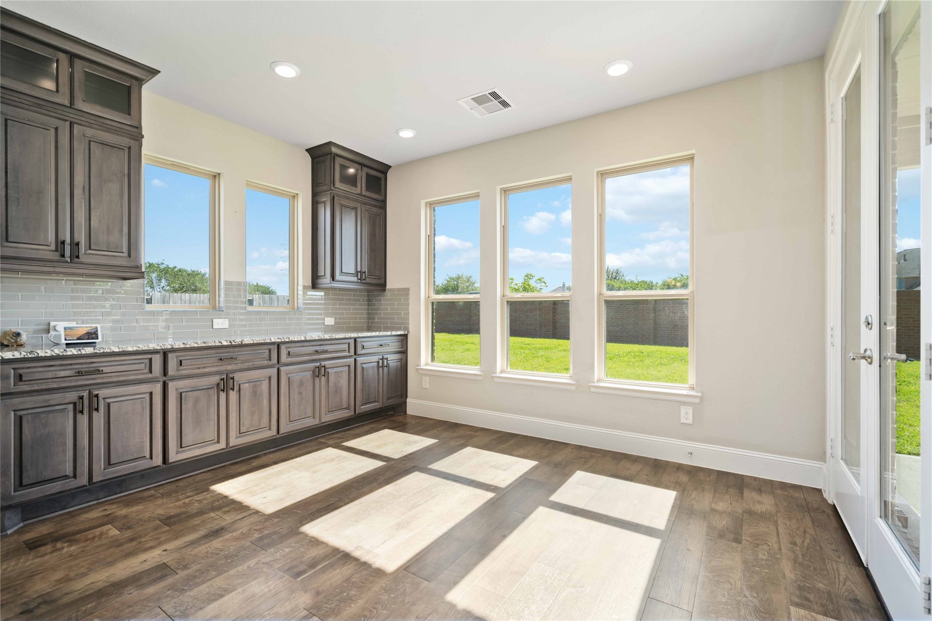 2710 Big Vine Court, Missouri City, TX 77459 Breakfast nook w/ views of the backyard!