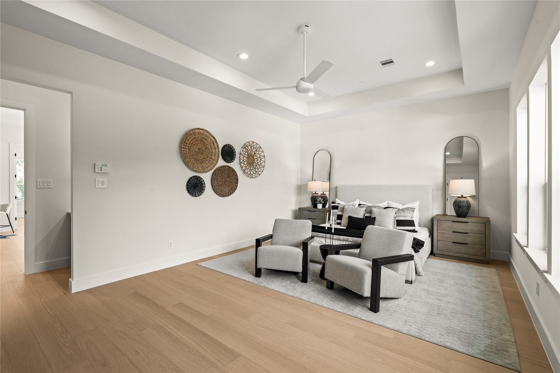 2011 Singleton Street, Houston, TX 77008 Spacious primary bedroom with a king size bed here.