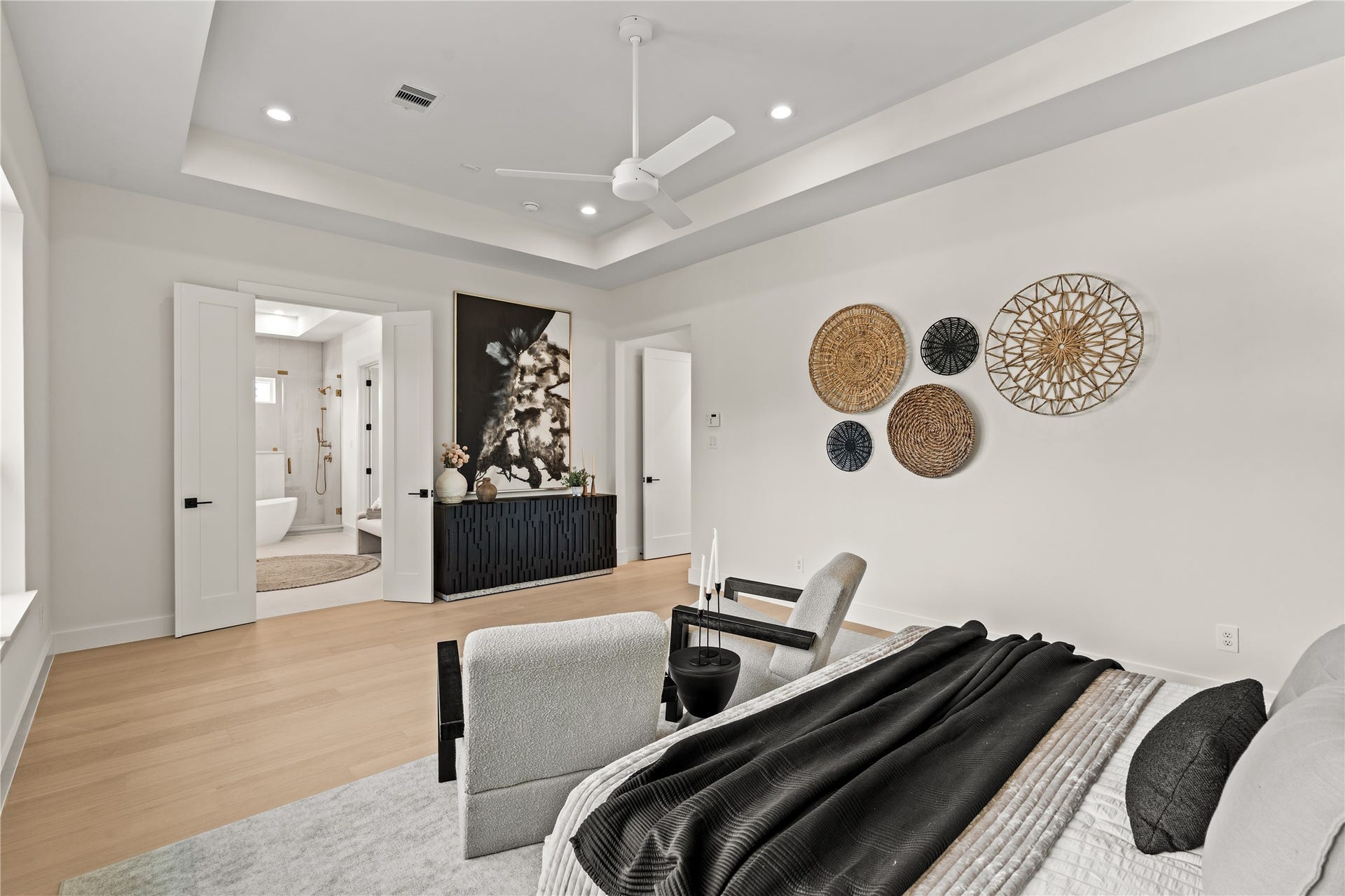2011 Singleton Street, Houston, TX 77008 Spacious primary bedroom with a king size bed here.