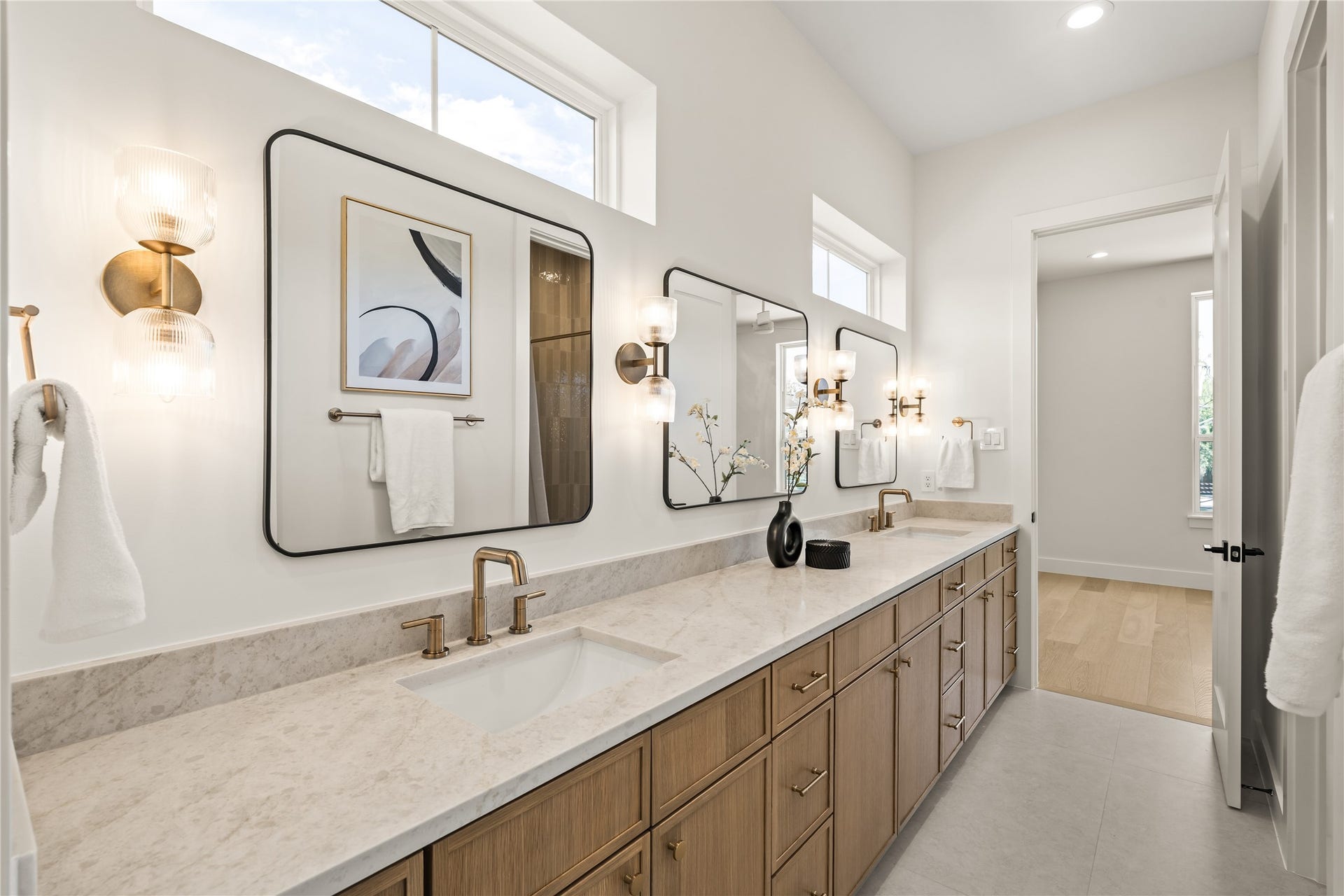 2011 Singleton Street, Houston, TX 77008 Jack & Jill Bathroom connecting bedroom 2 & 3.