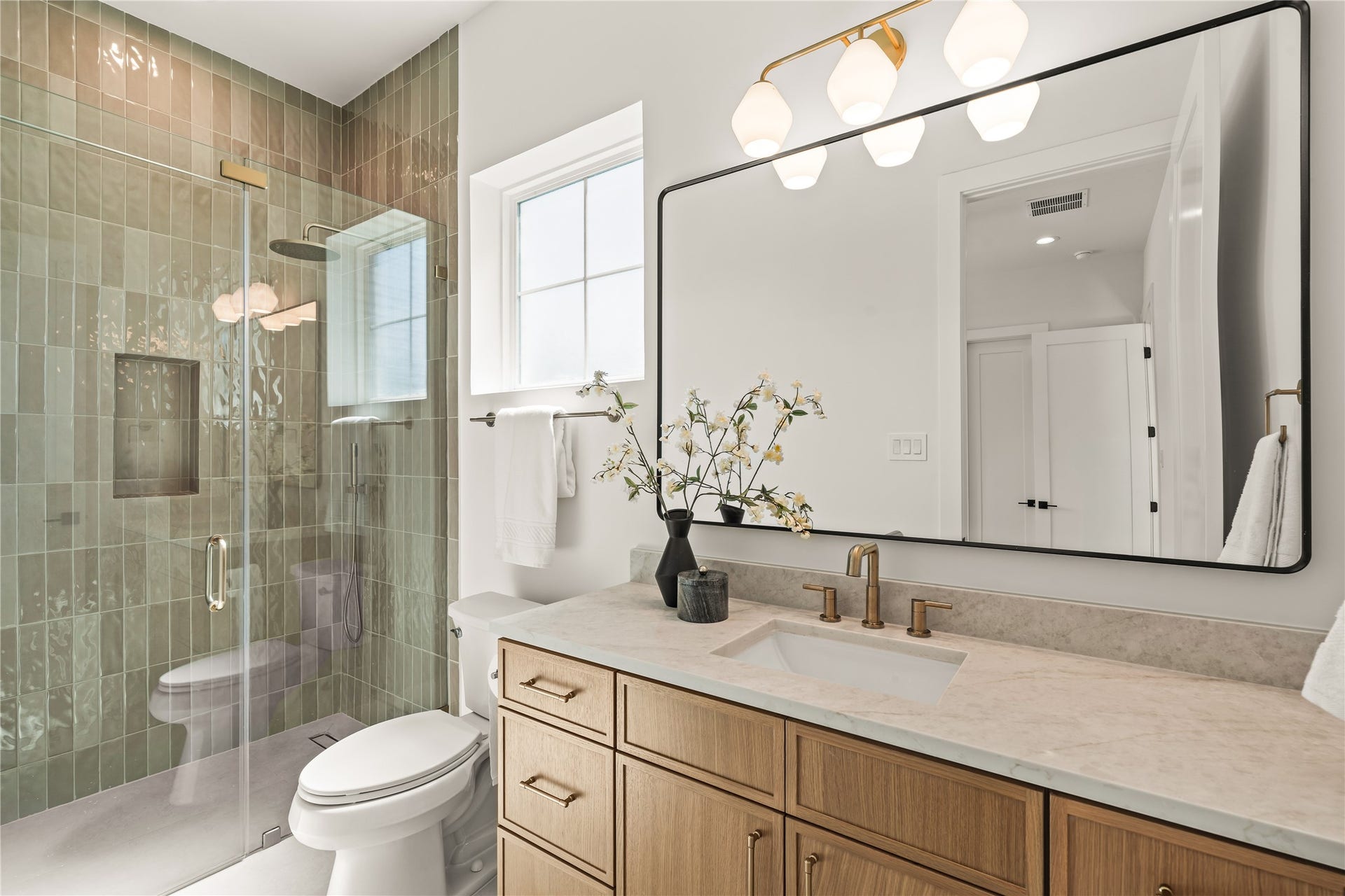 2011 Singleton Street, Houston, TX 77008 Ensuite bathroom serving bedroom 4.
