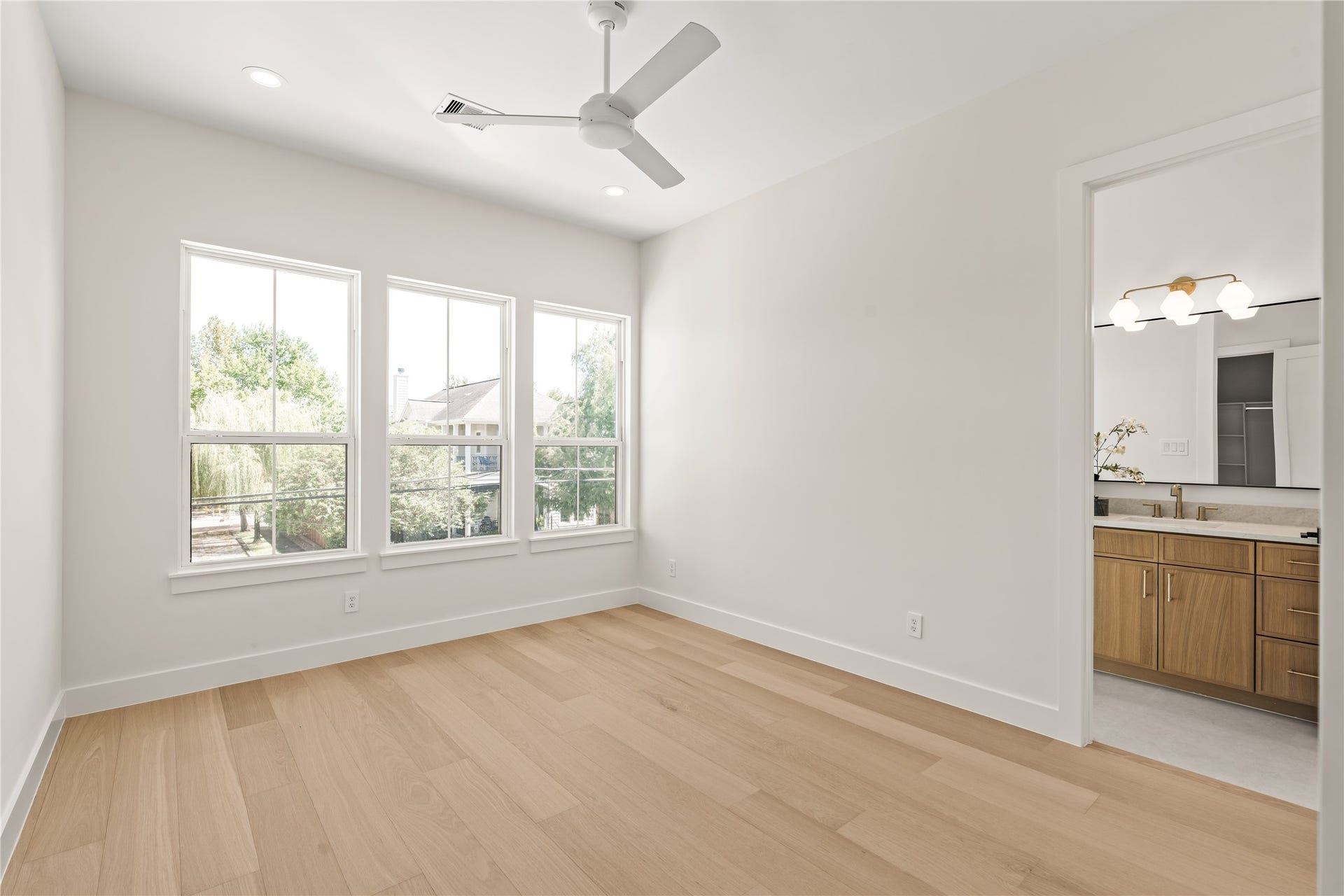 2011 Singleton Street, Houston, TX 77008 Bedroom 4 with private ensuite bathroom