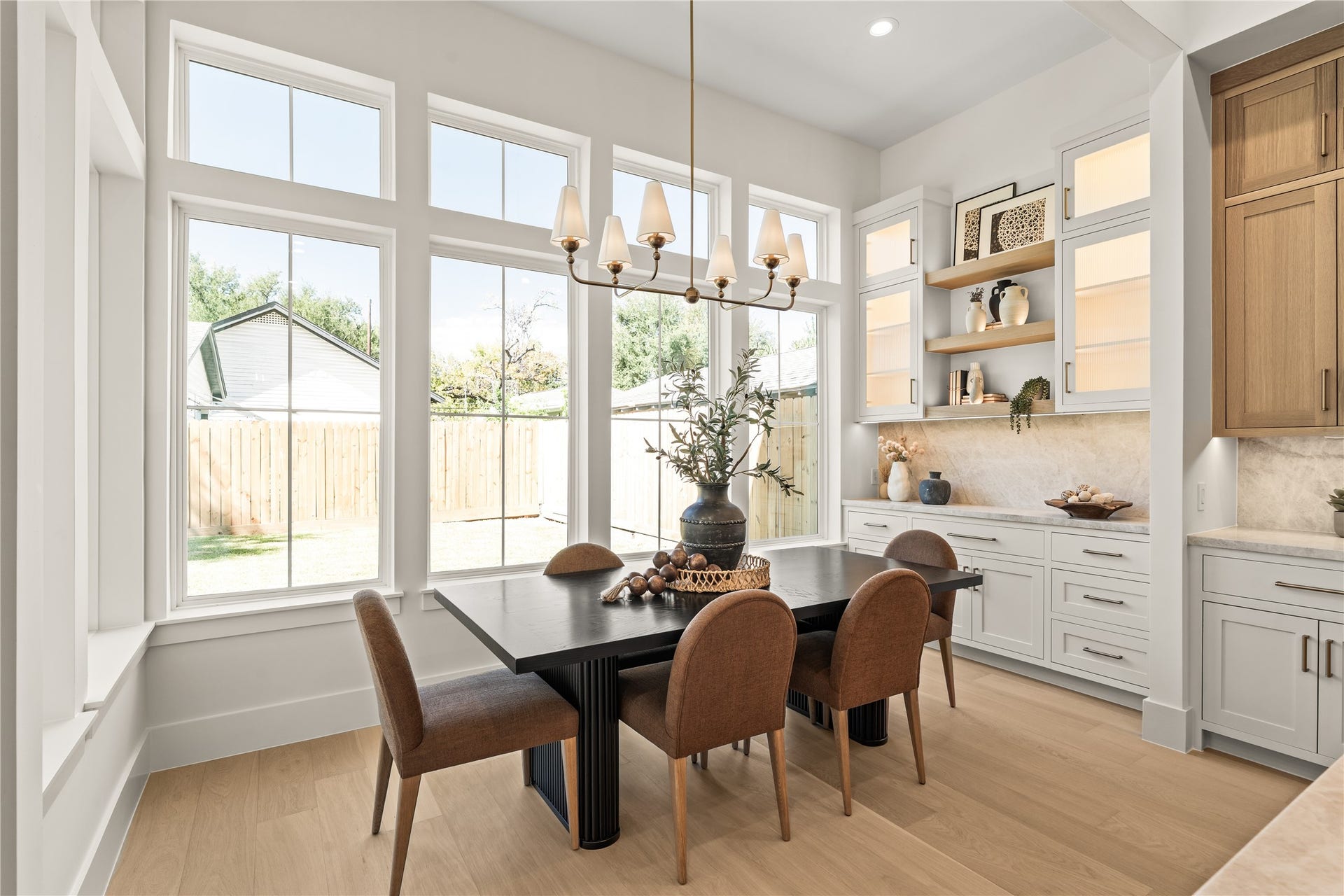 2011 Singleton Street, Houston, TX 77008 Formal dining area is surrounded by windows and features a custom reeded glass internally lit cabinet for storing fine China, wine glasses, etc.