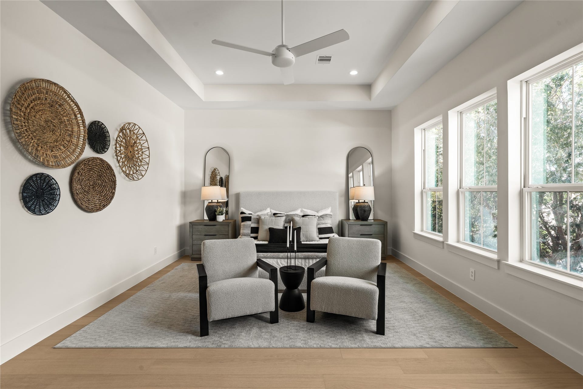 2011 Singleton Street, Houston, TX 77008 Spacious primary bedroom with a king size bed here.