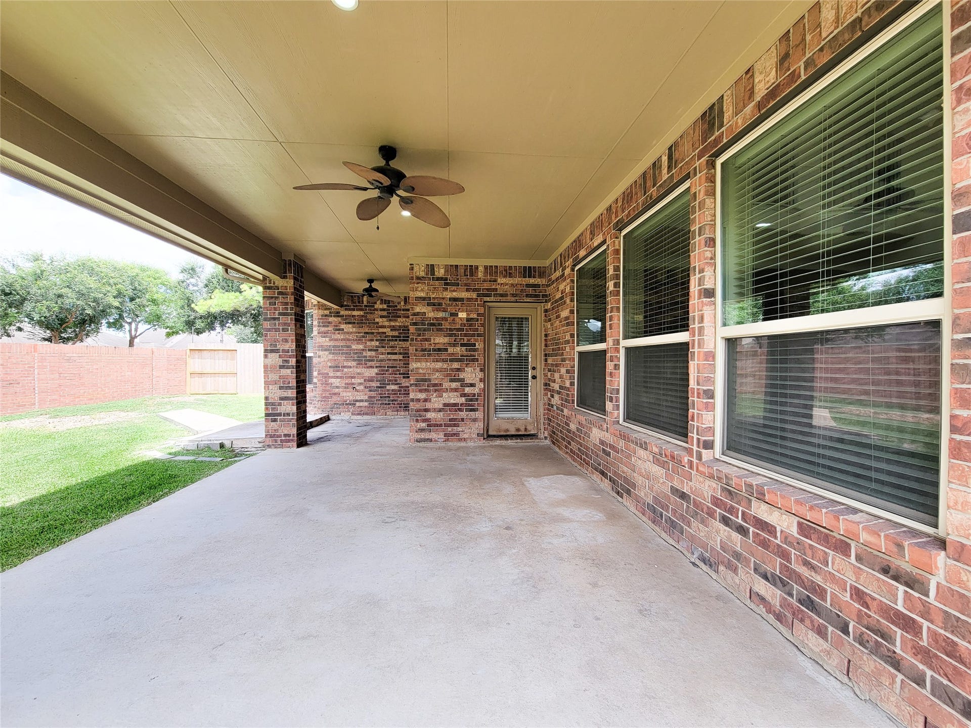 2210 Pearl Bay Court, Pearland, TX 77584 Many celebrations, gathering and BBQ await this huge backyard!
