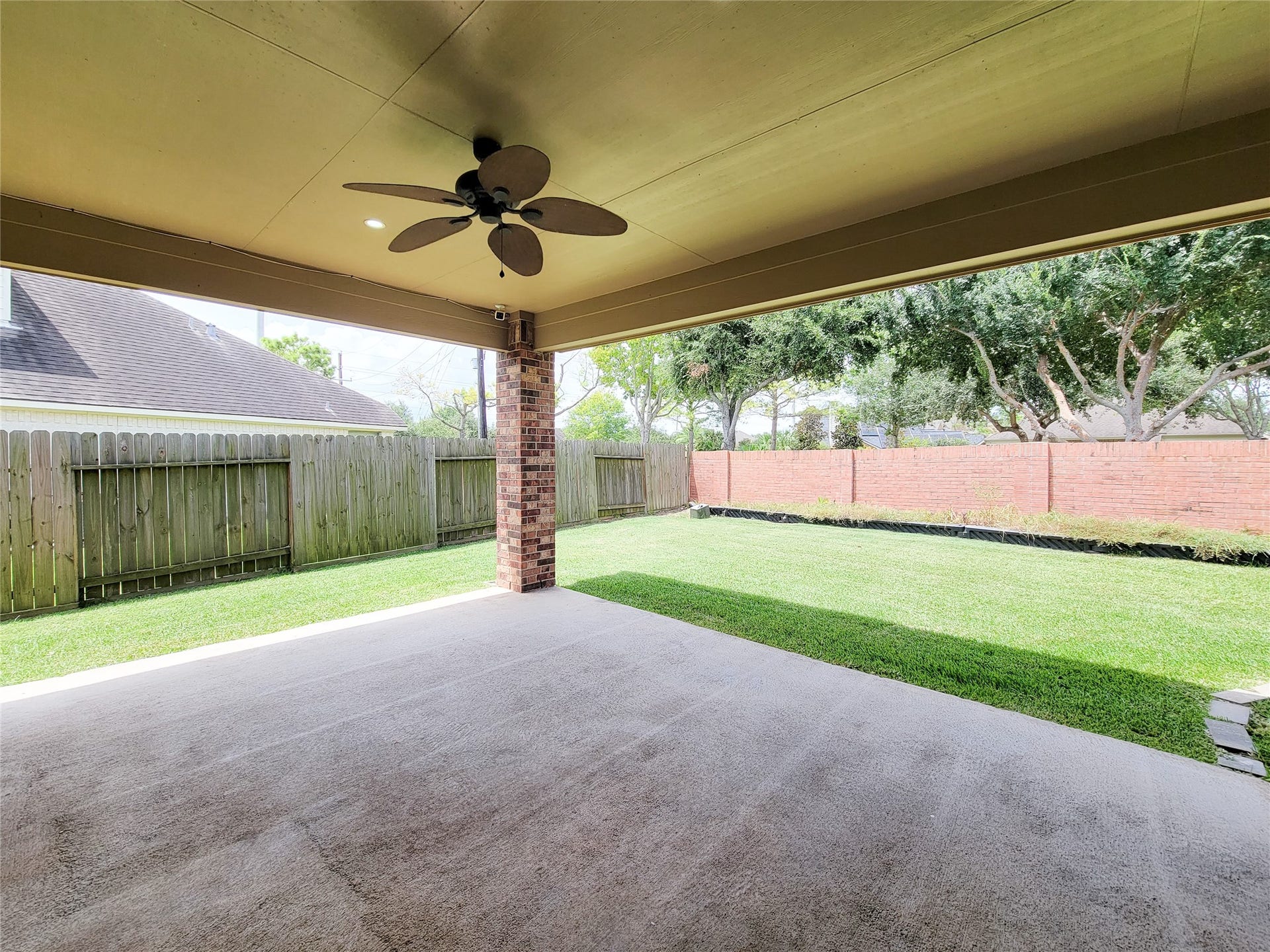 2210 Pearl Bay Court, Pearland, TX 77584 Experience endless gatherings and BBQs in this expansive backyard oasis!