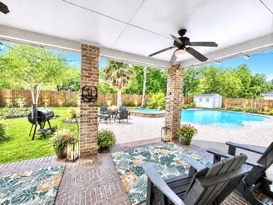 Property photo for 2410 Lakeway Drive, Friendswood, TX