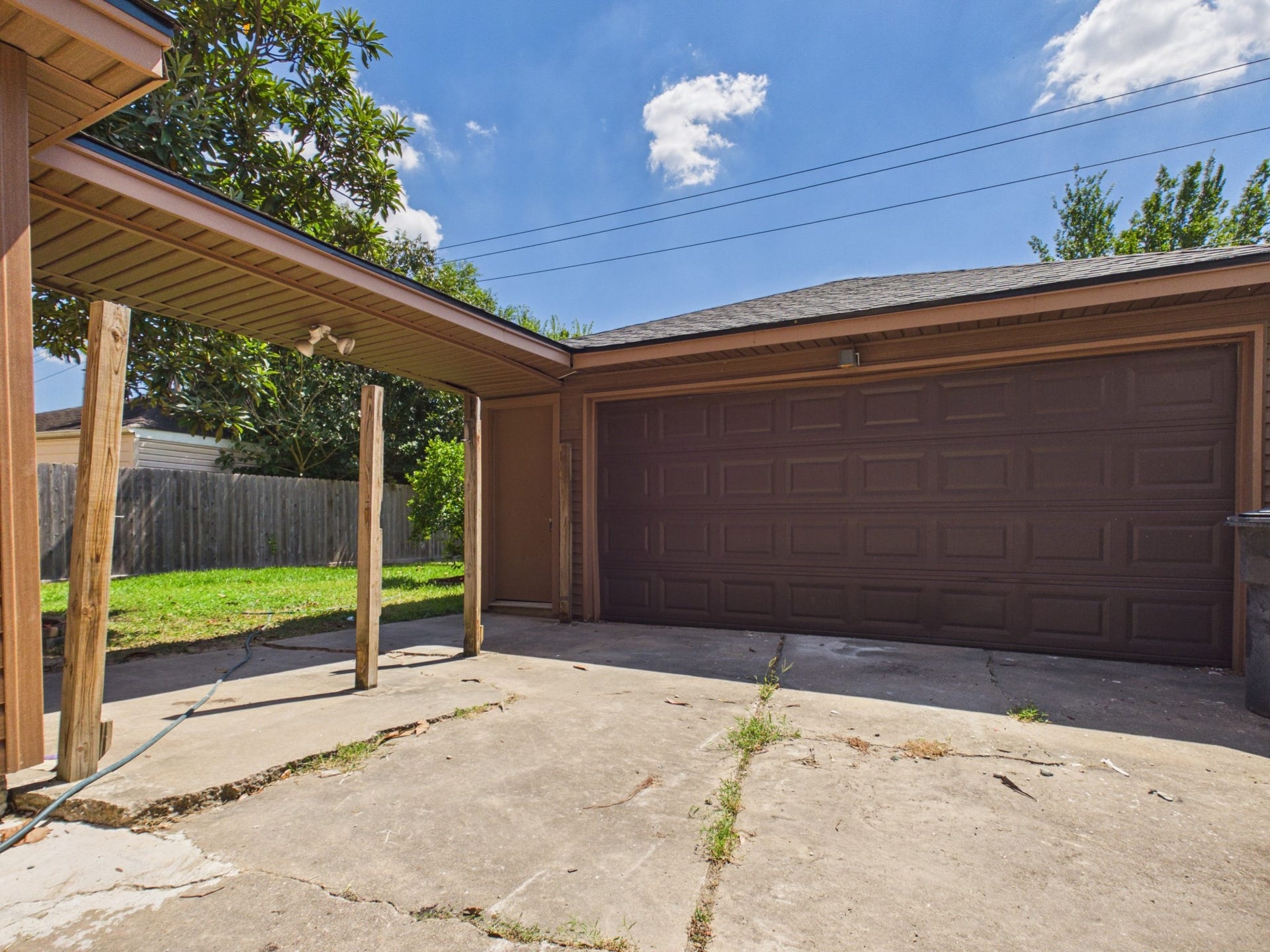 7903 Secretariat Lane, Houston, TX 77071 2 garage car garage