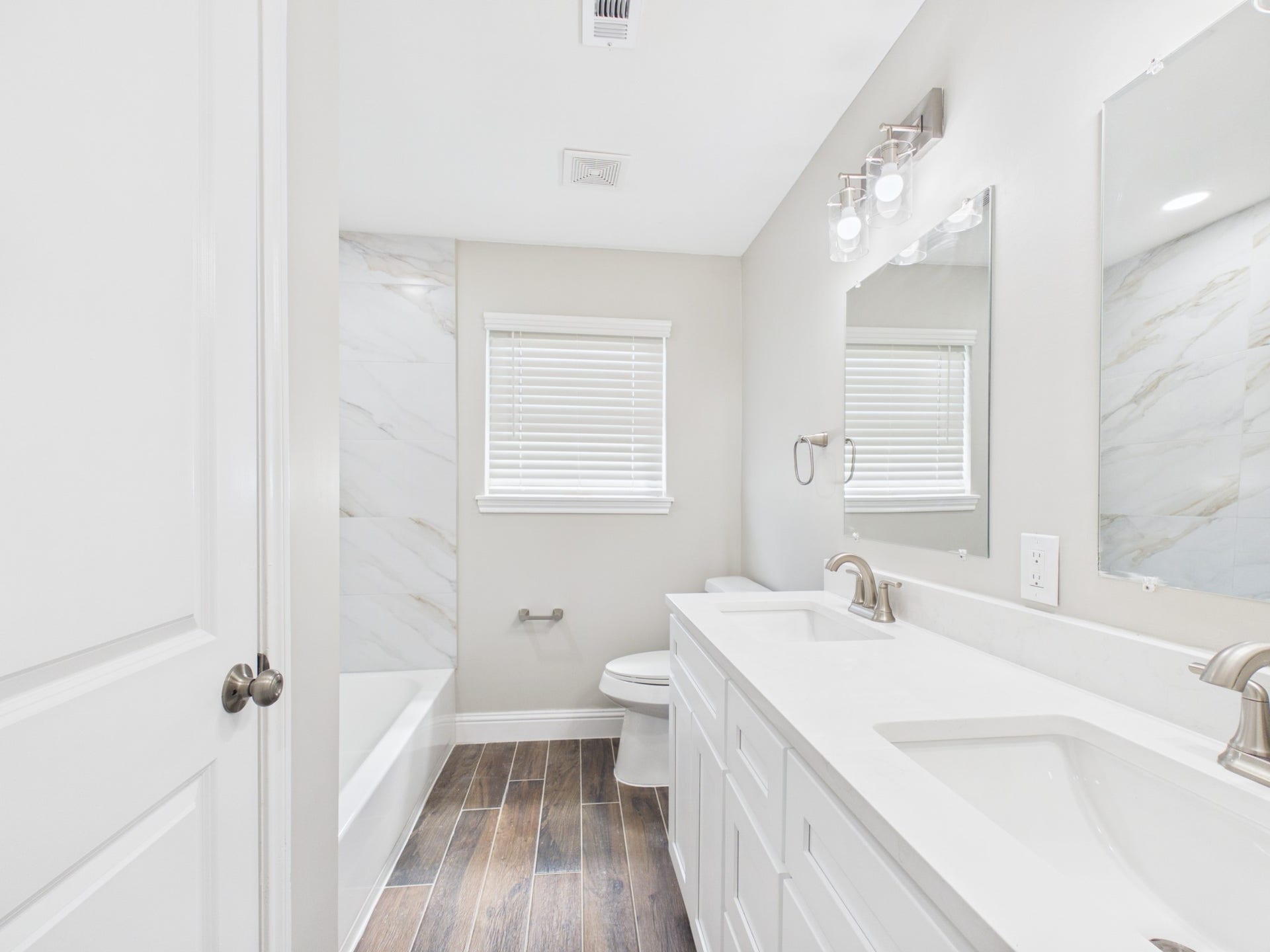 7903 Secretariat Lane, Houston, TX 77071 secondary bathroom