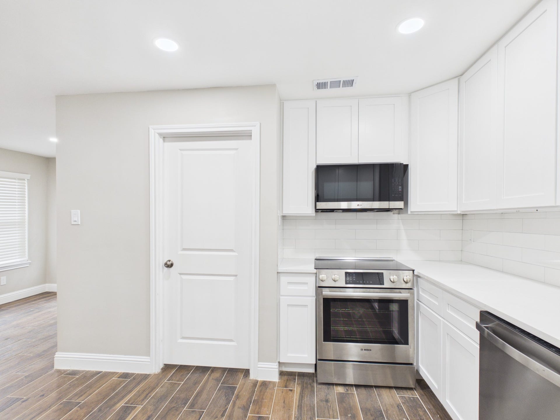 7903 Secretariat Lane, Houston, TX 77071 kitchen with new appliances