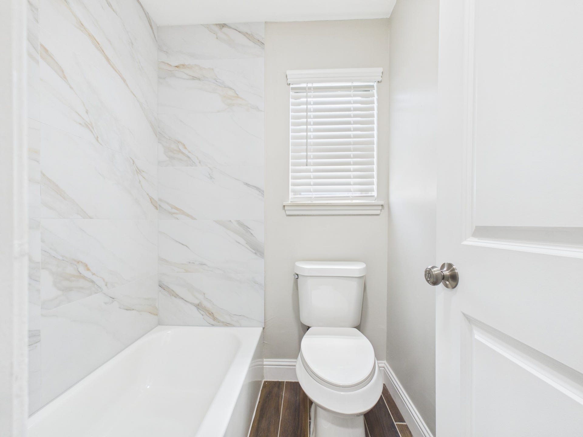 7903 Secretariat Lane, Houston, TX 77071 Primary bathroom
