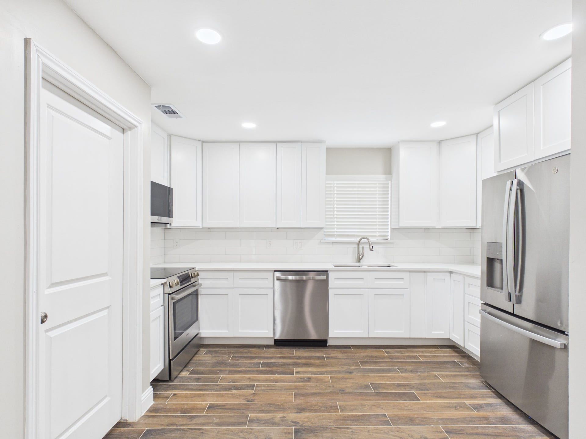 7903 Secretariat Lane, Houston, TX 77071 kitchen with new appliances