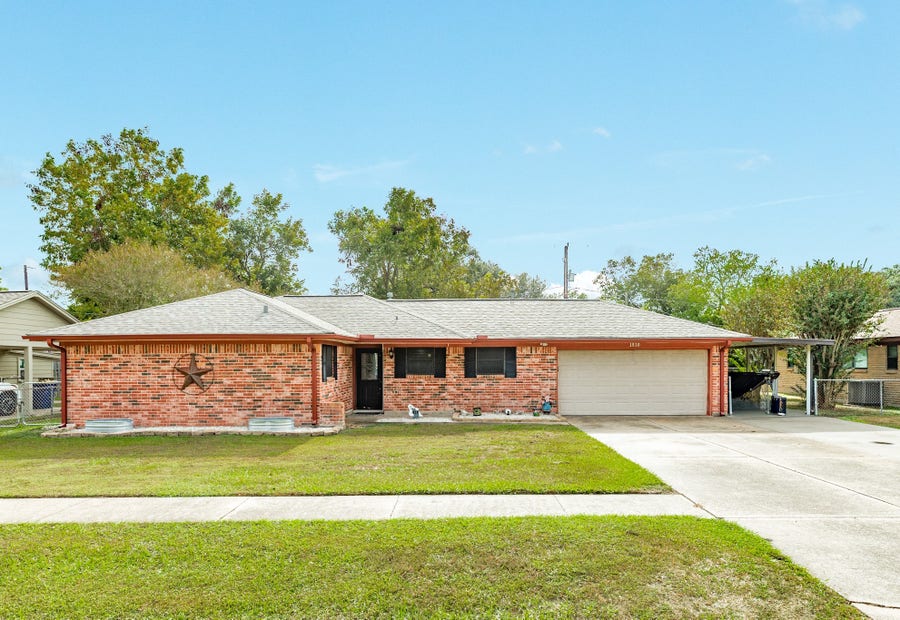 Property photo for 1510 Avenue B, Danbury, TX