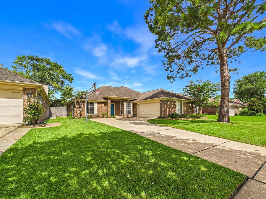 Property photo for 211 Hollander Court, League City, TX