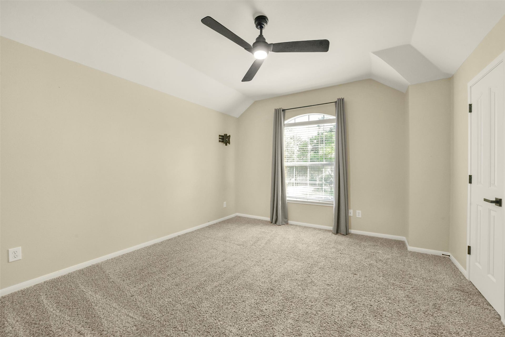 15730 Lake Loop Drive, Cypress, TX 77433 Guest bedroom 1