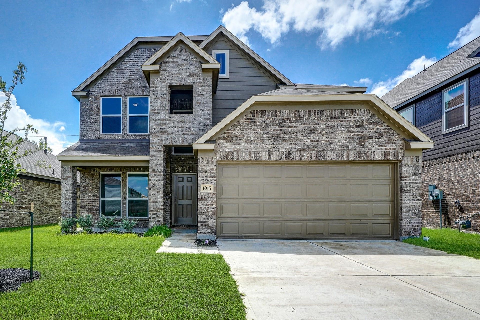 Welcome to this charming residence, offering a spacious yard perfect for outdoor enjoyment and ample parking for your convenience.