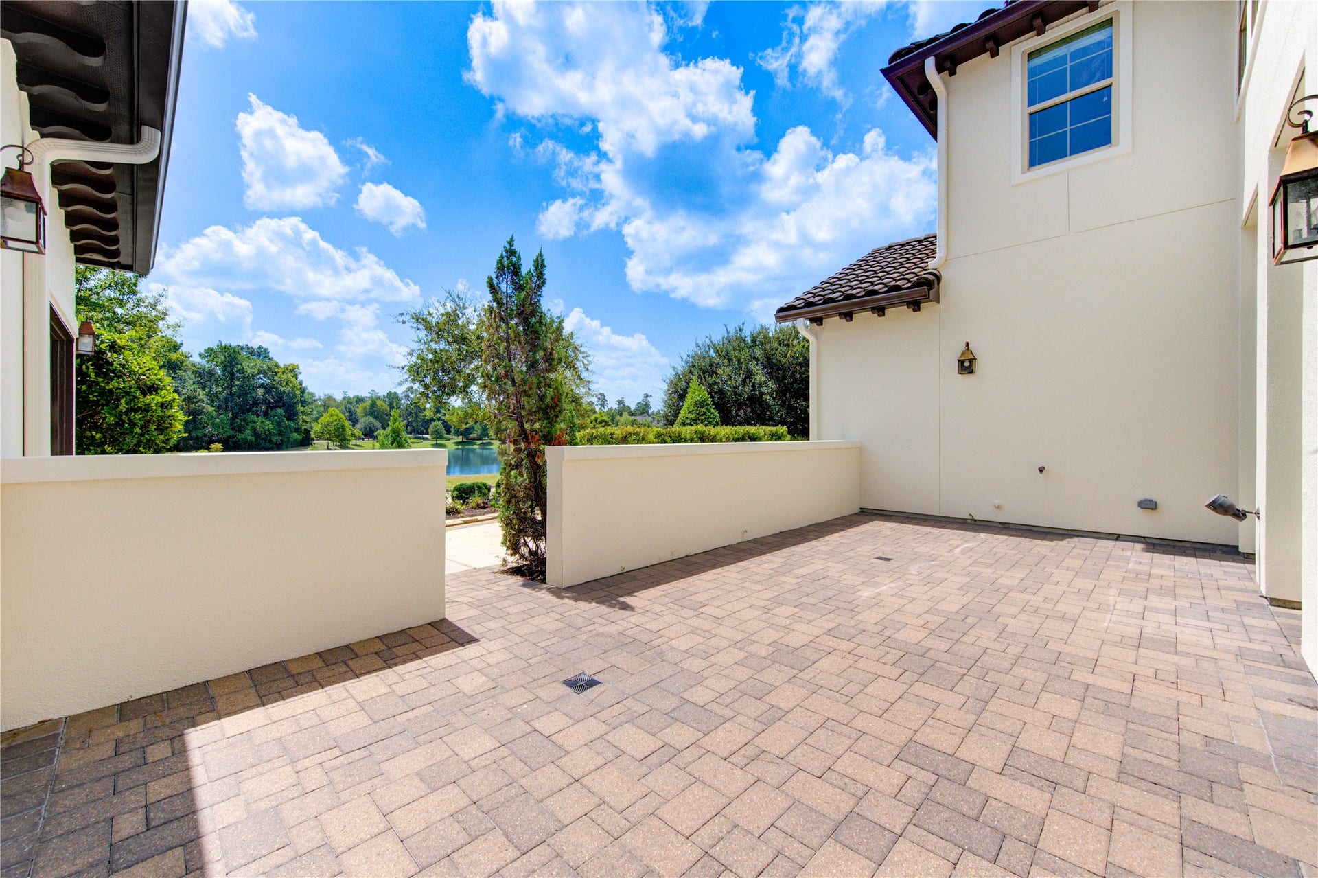 The spacious front courtyard offers a captivatingfirts glimpse of the lake, with no homes directly across the street to interrupt the view.