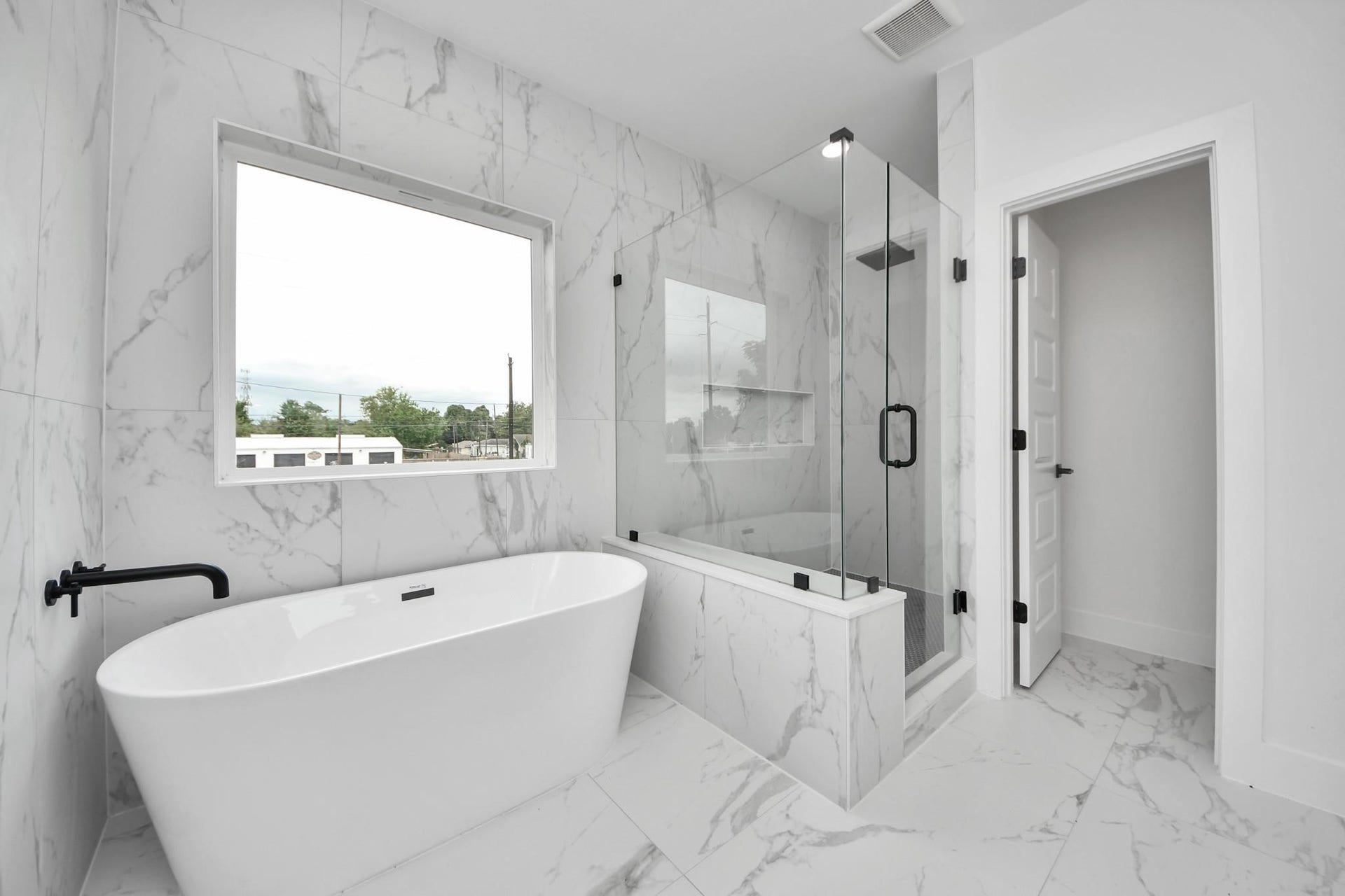 2606 Winbern Street, Houston, TX 77004 Primary bathroom
