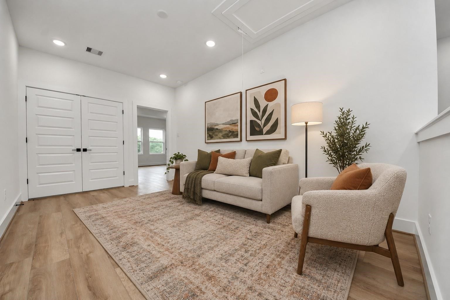 2606 Winbern Street, Houston, TX 77004 Virtually staged second-floor flex area with convenient access to adjacent bedrooms.